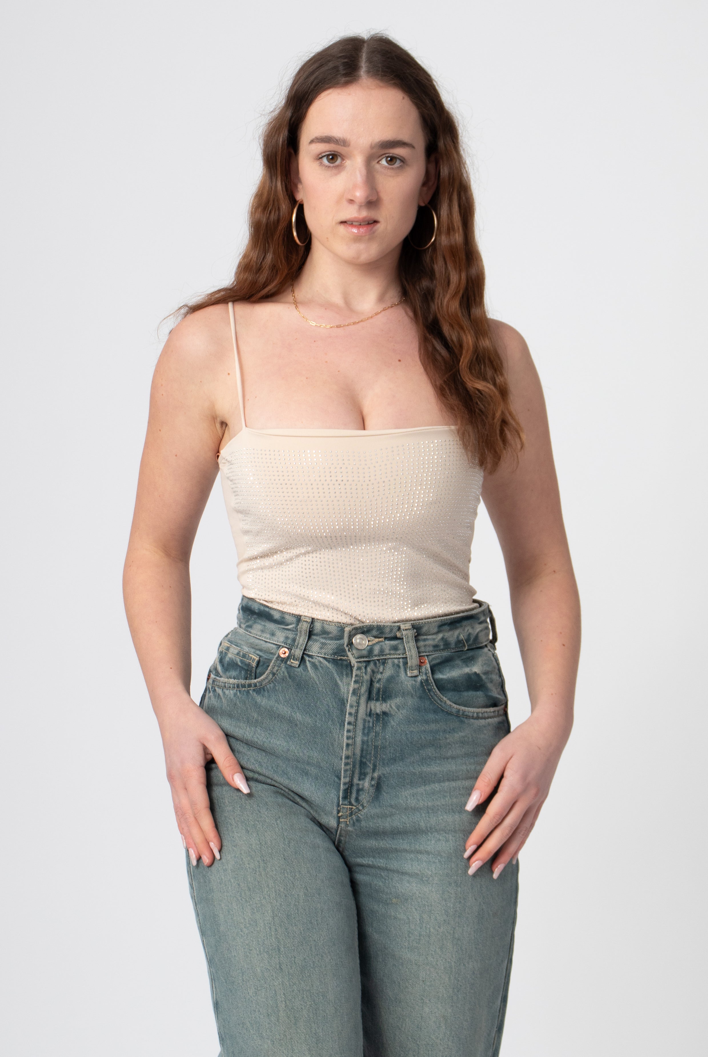 Glitter steentjes body met spaghetti bandjes en een rechte hals beige creme