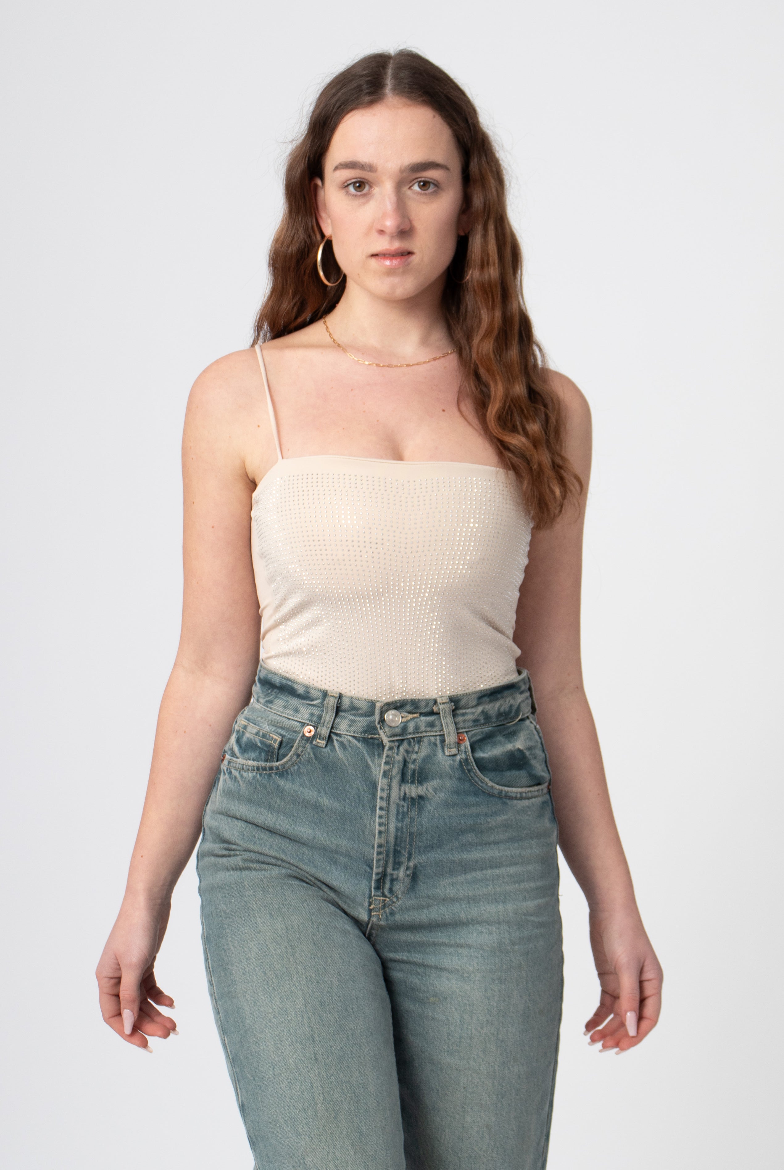 Glitter steentjes body met spaghetti bandjes en een rechte hals beige creme