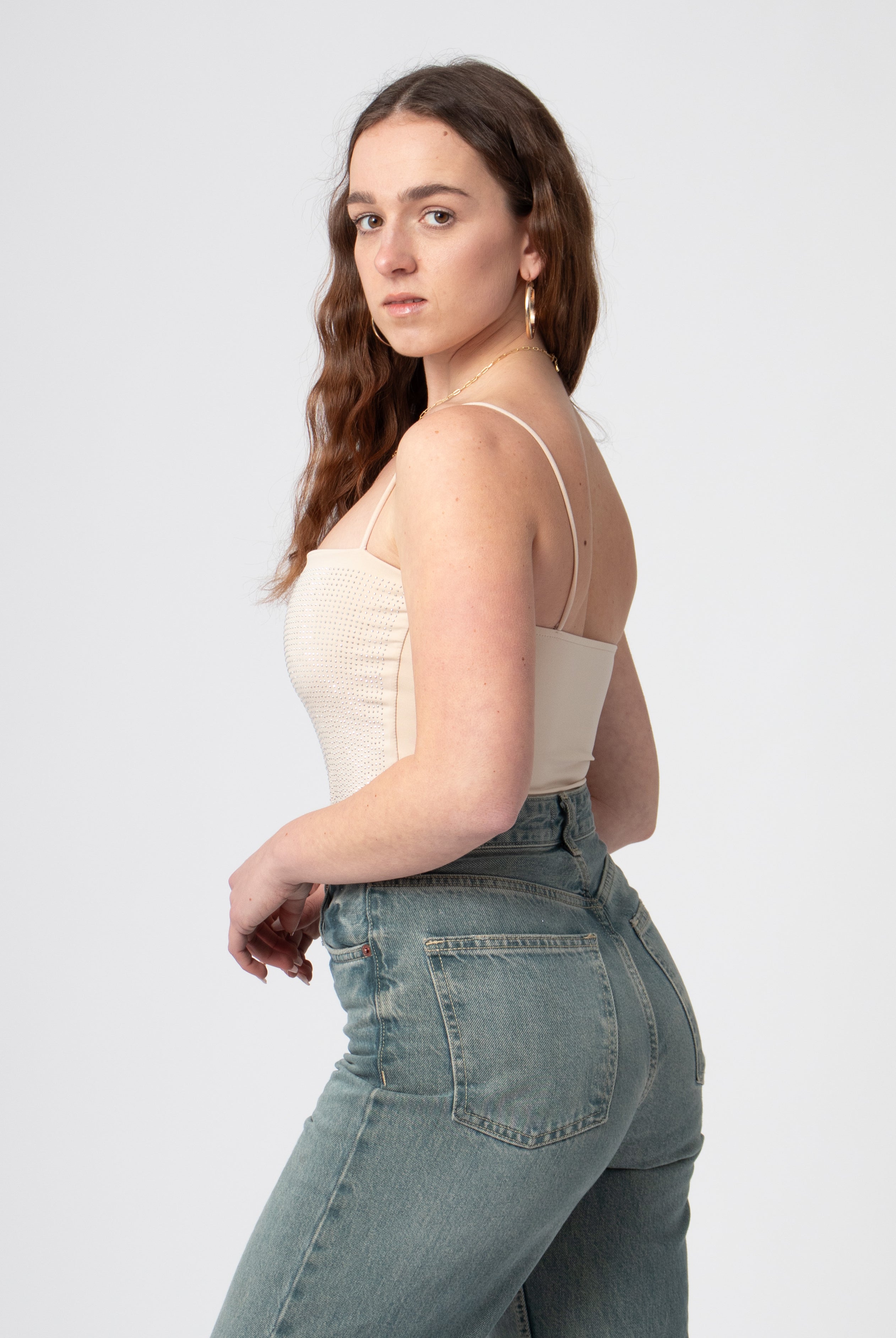 Glitter steentjes body met spaghetti bandjes en een rechte hals beige creme