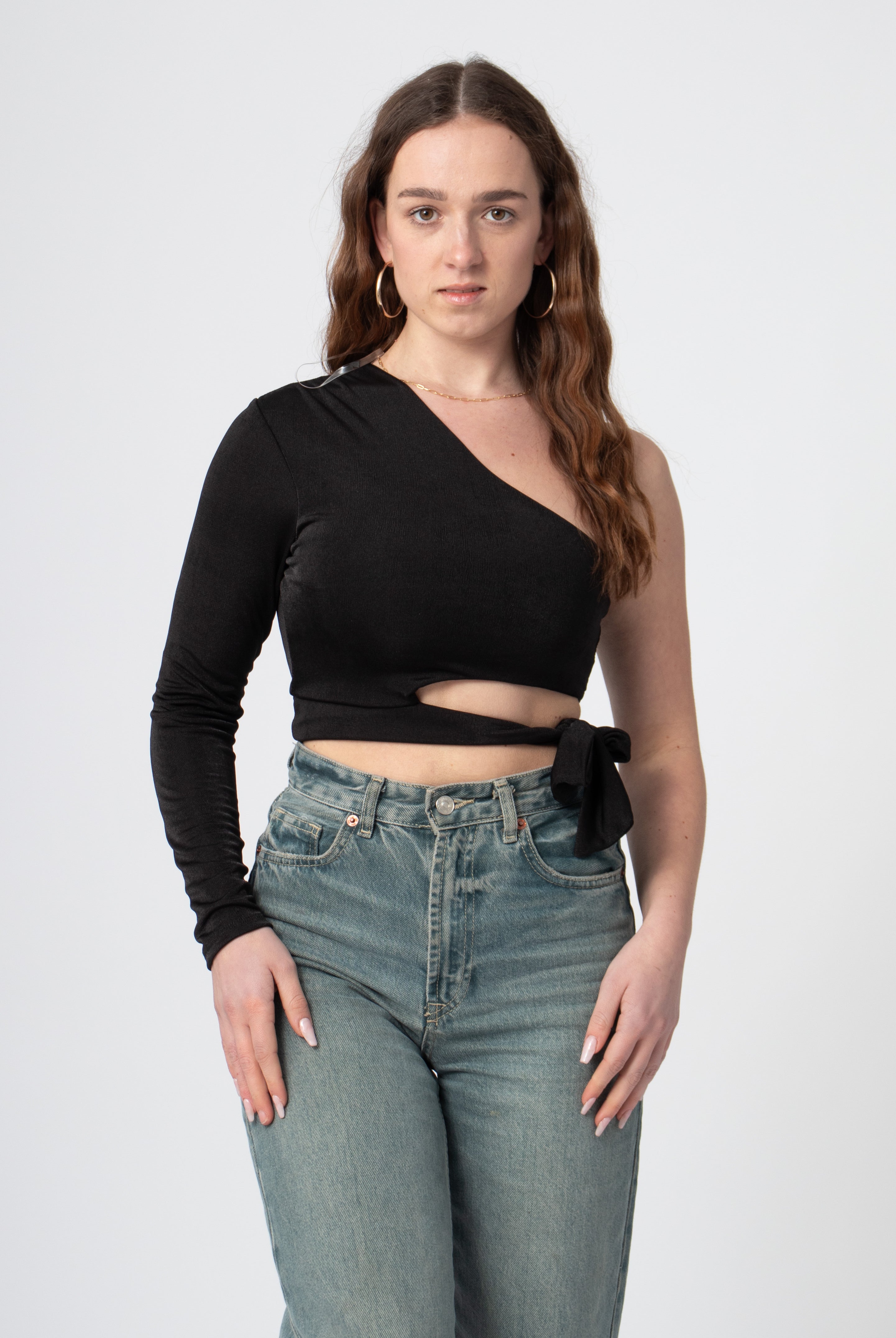zwarte one shoulder top uitgesneden