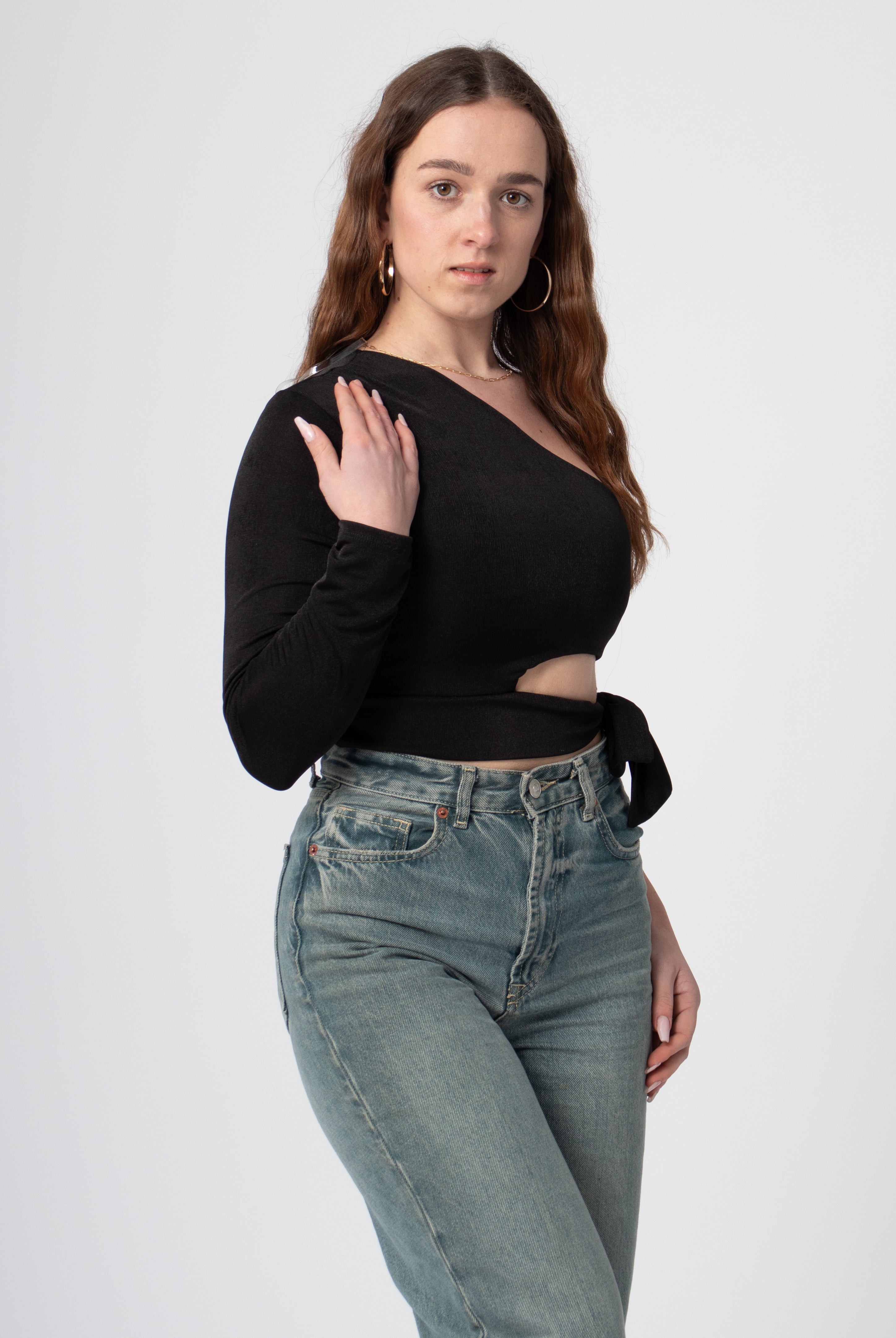 zwarte one shoulder top uitgesneden