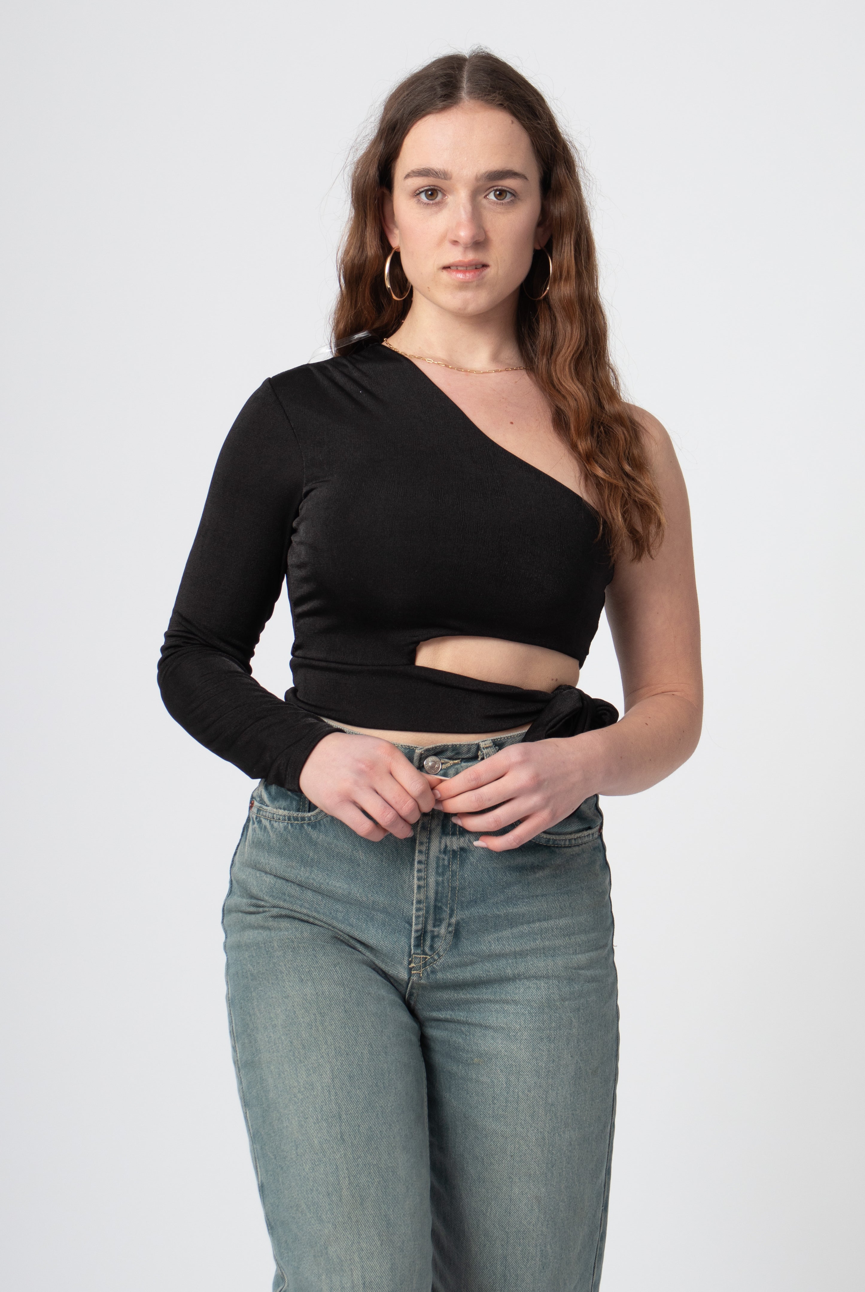 zwarte one shoulder top uitgesneden