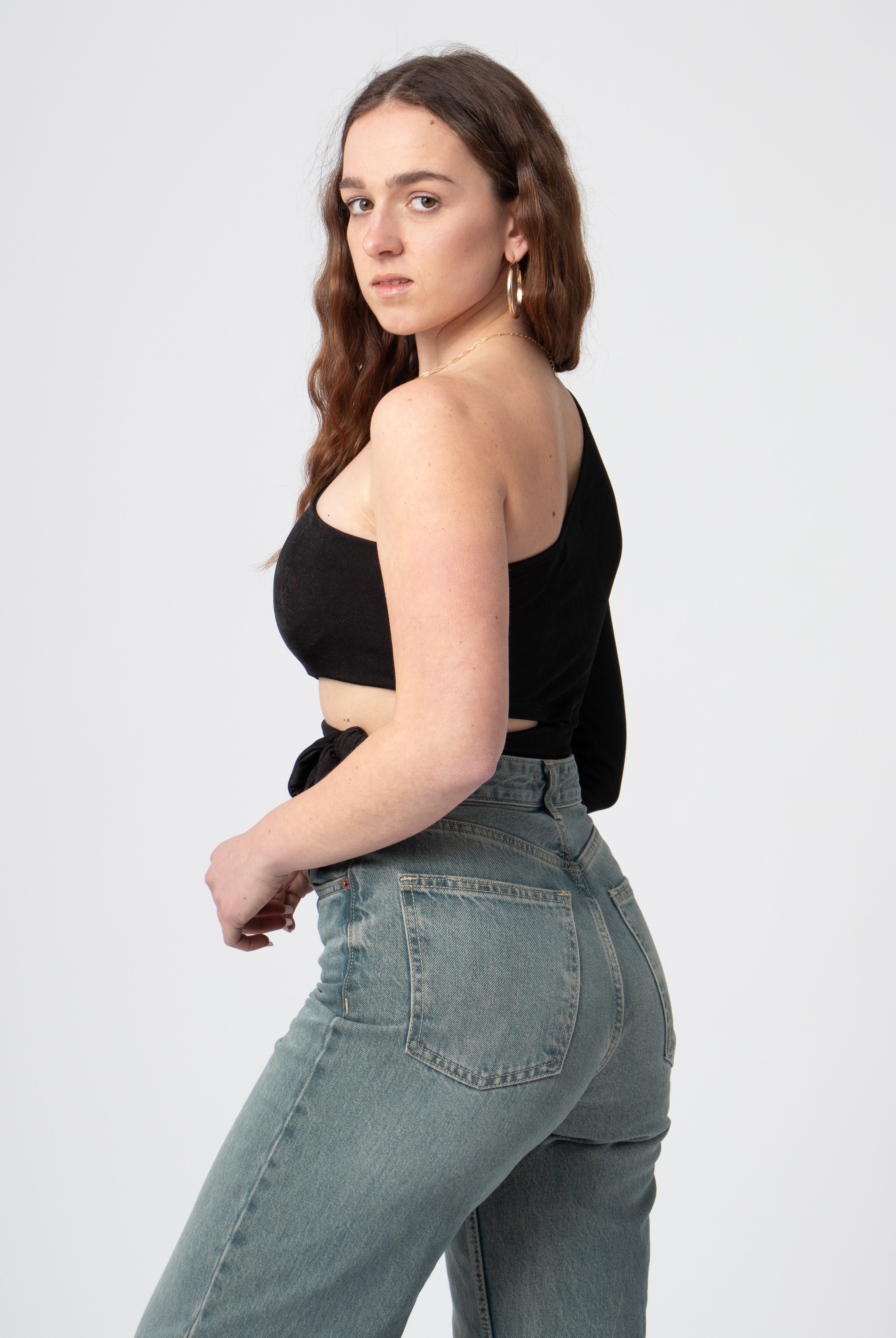 zwarte one shoulder top uitgesneden