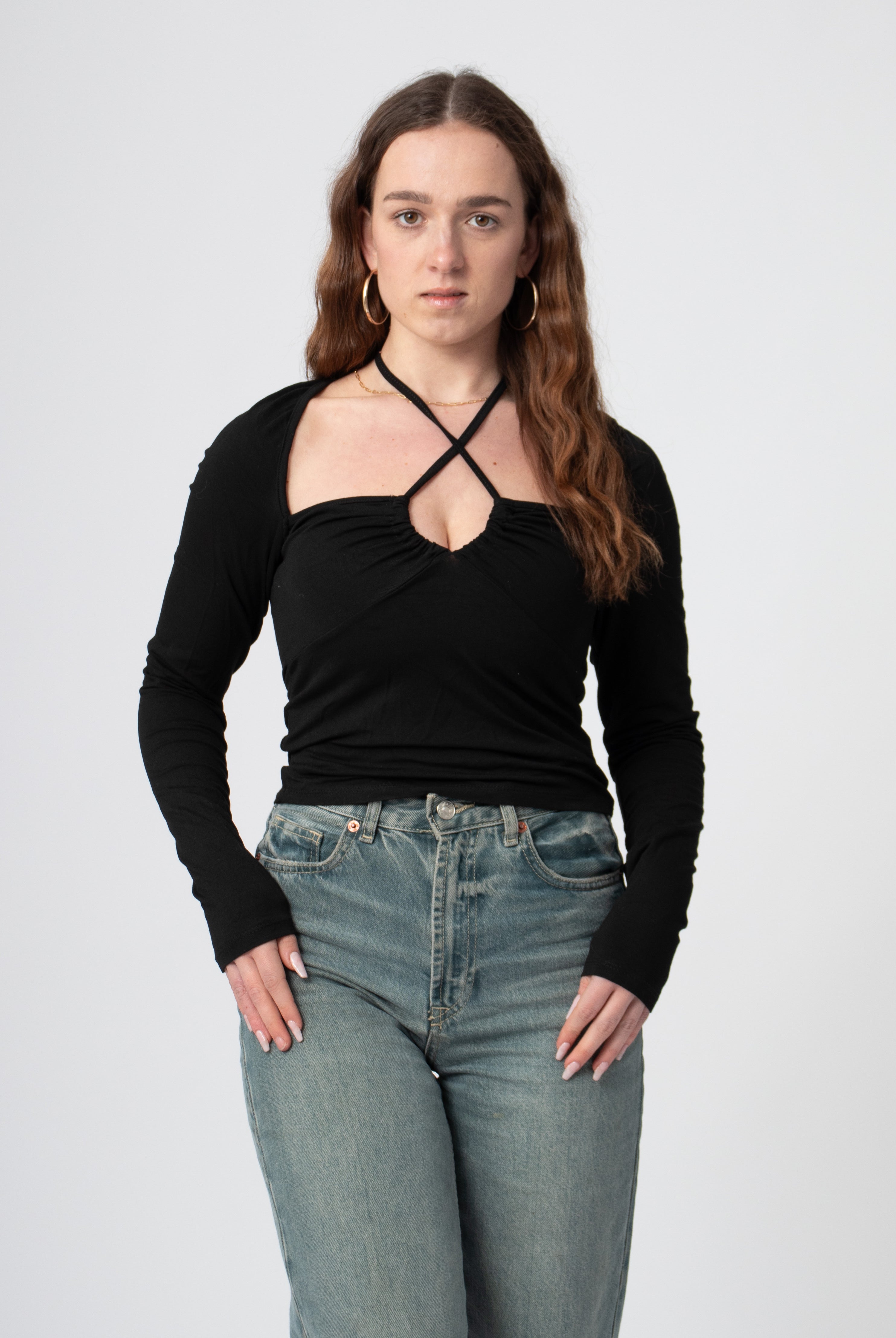 zwarte langemouwen top met gekruiste voorkant