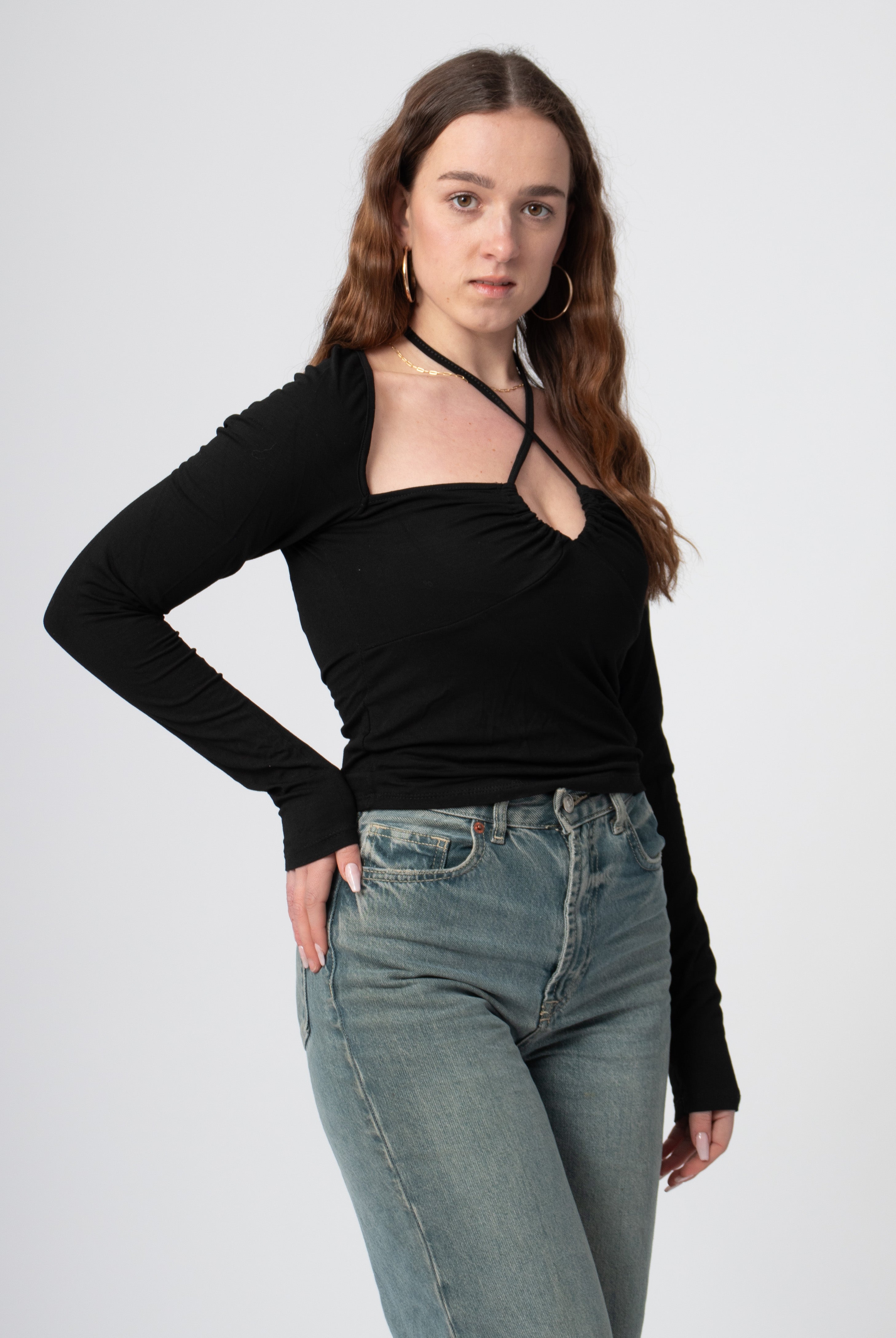zwarte langemouwen top met gekruiste voorkant