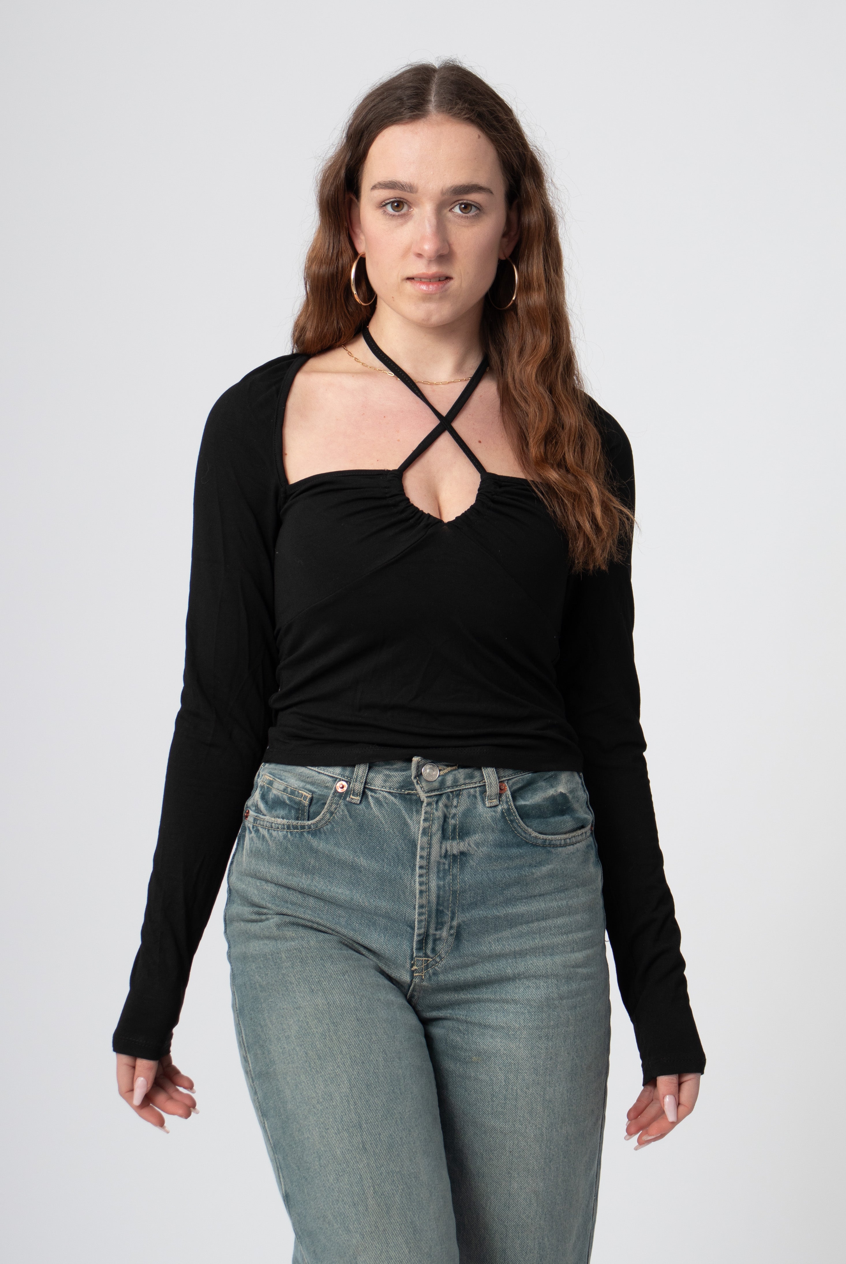 zwarte langemouwen top met gekruiste voorkant