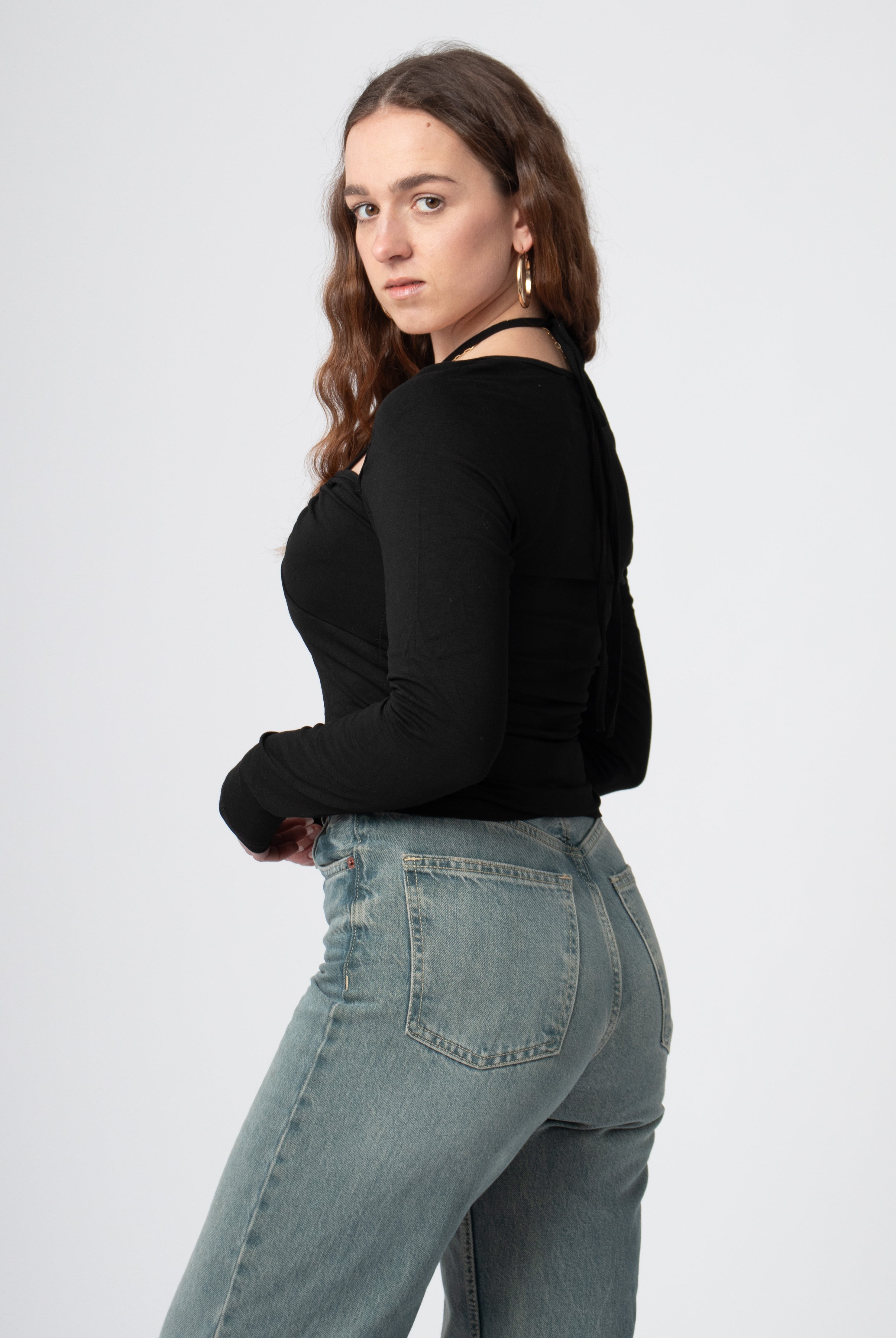 zwarte langemouwen top met gekruiste voorkant