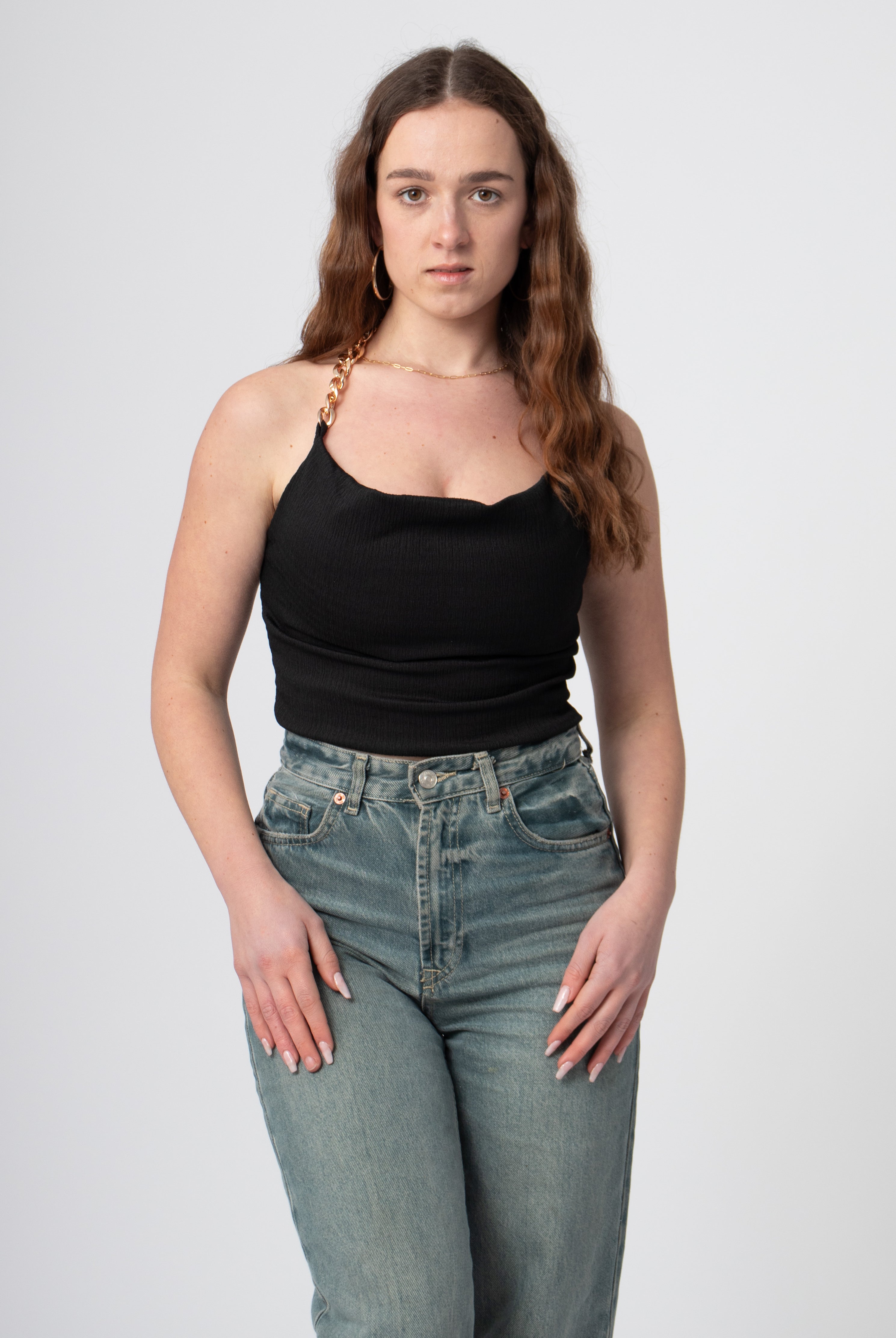 halter top zwart met gouden halsketting