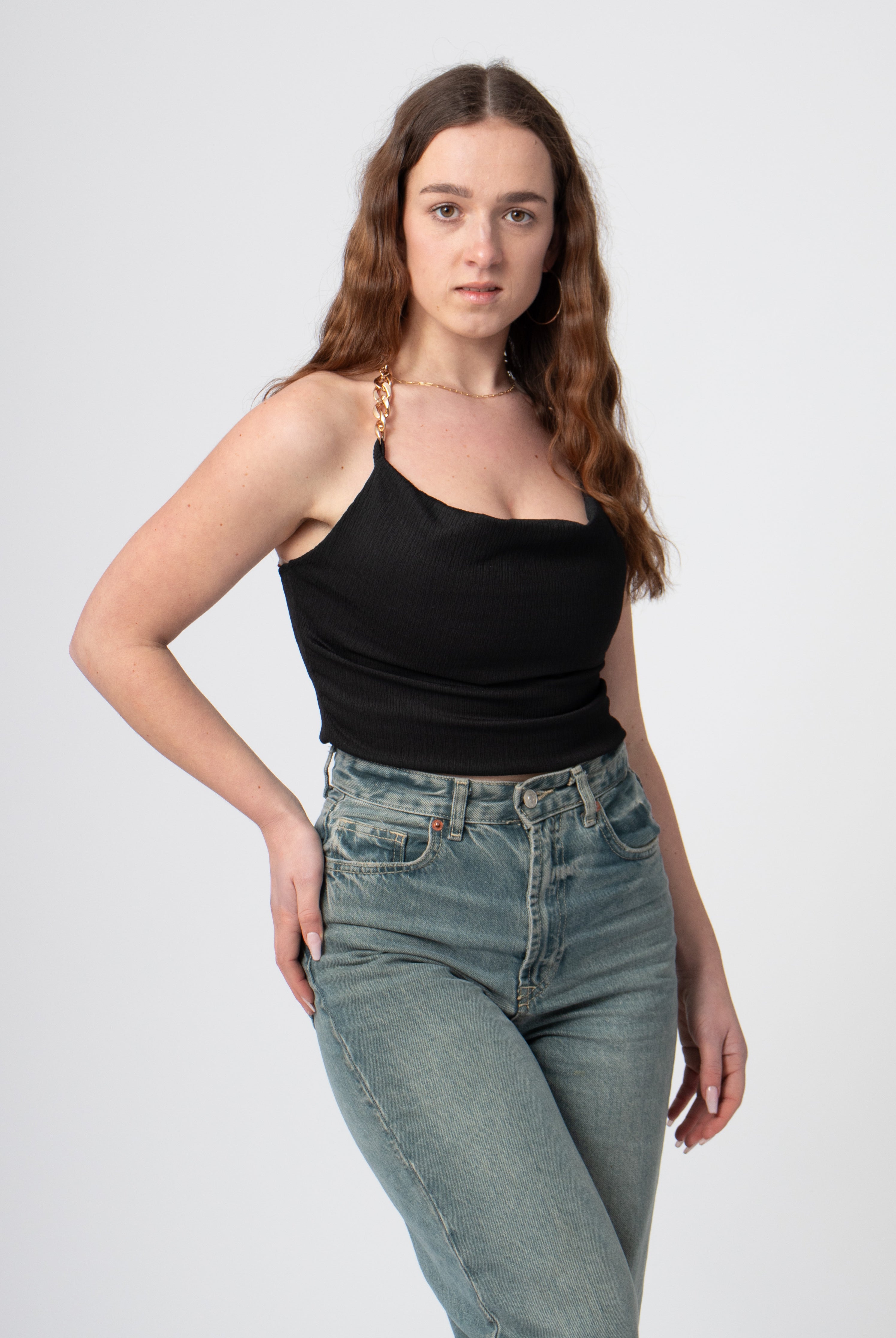 halter top zwart met gouden halsketting