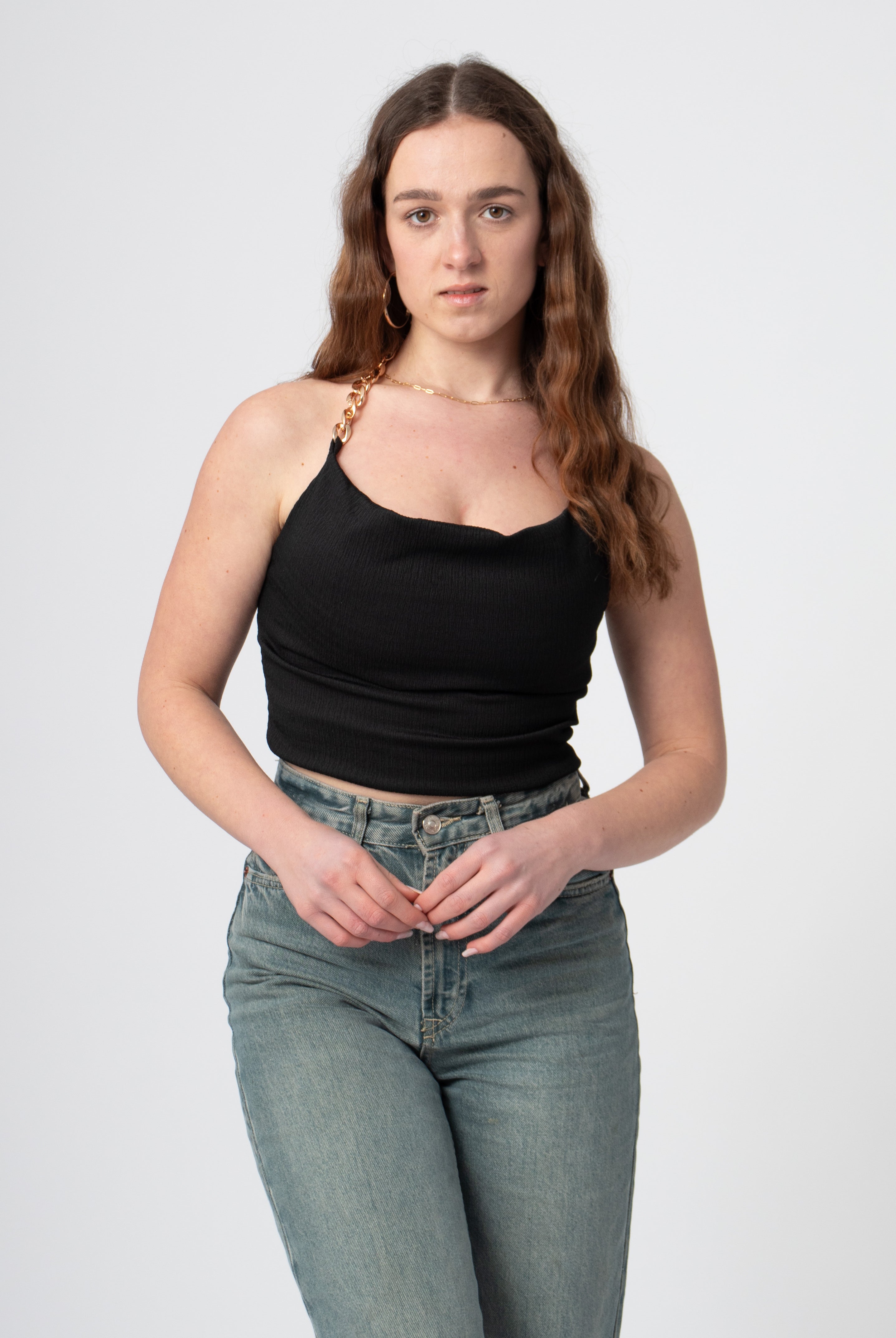 halter top zwart met gouden halsketting