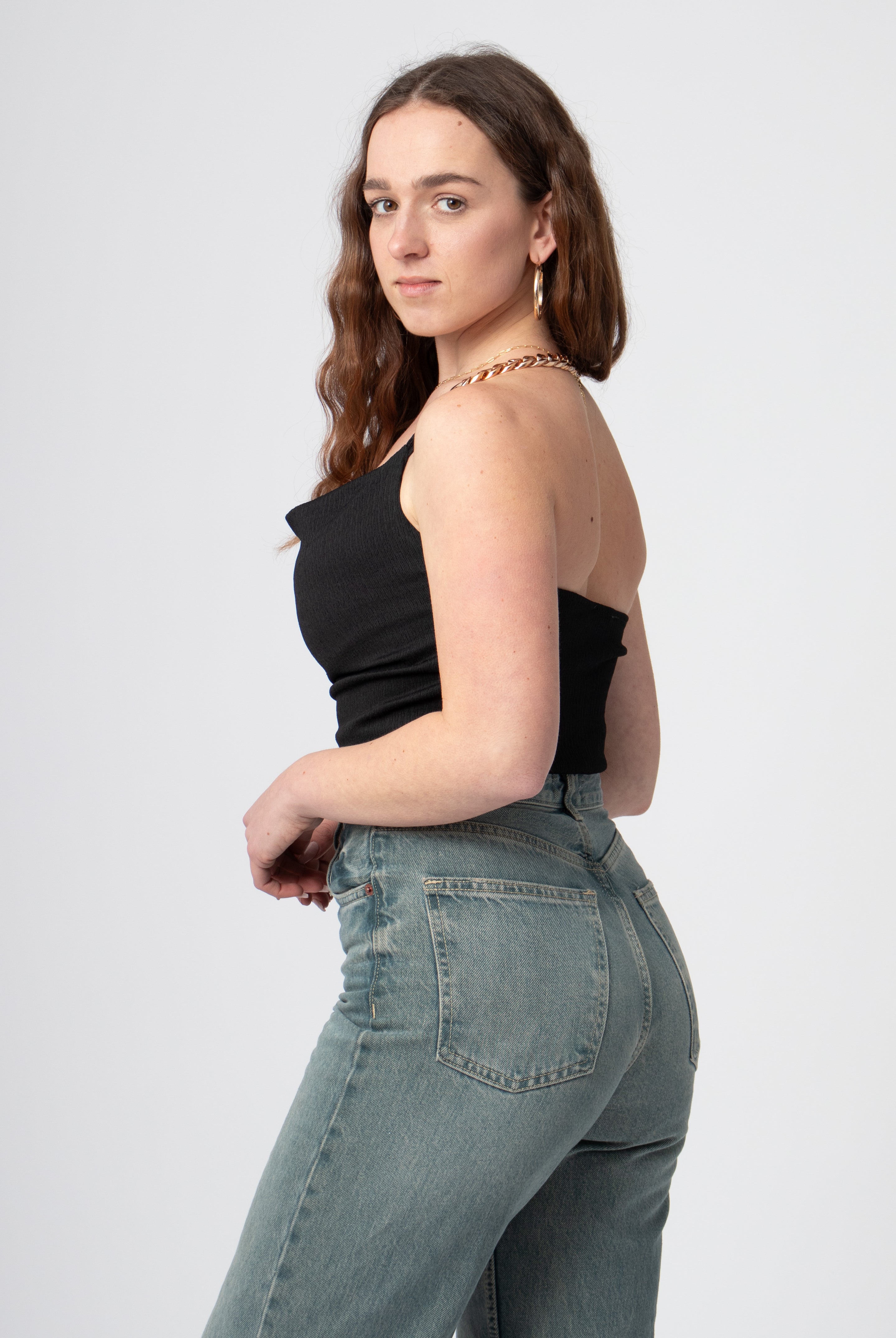 halter top zwart met gouden halsketting