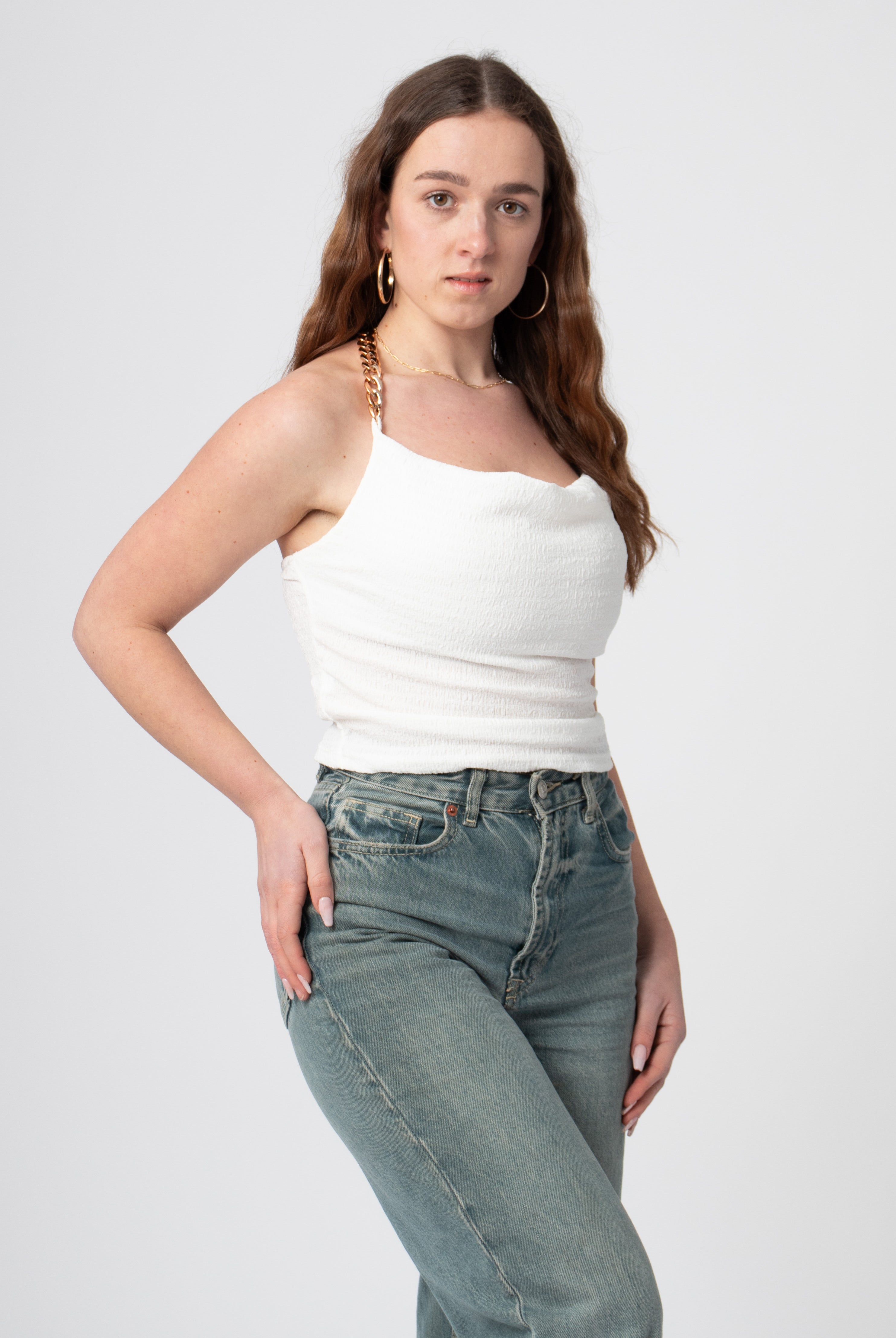 halter top wit met gouden halsketting