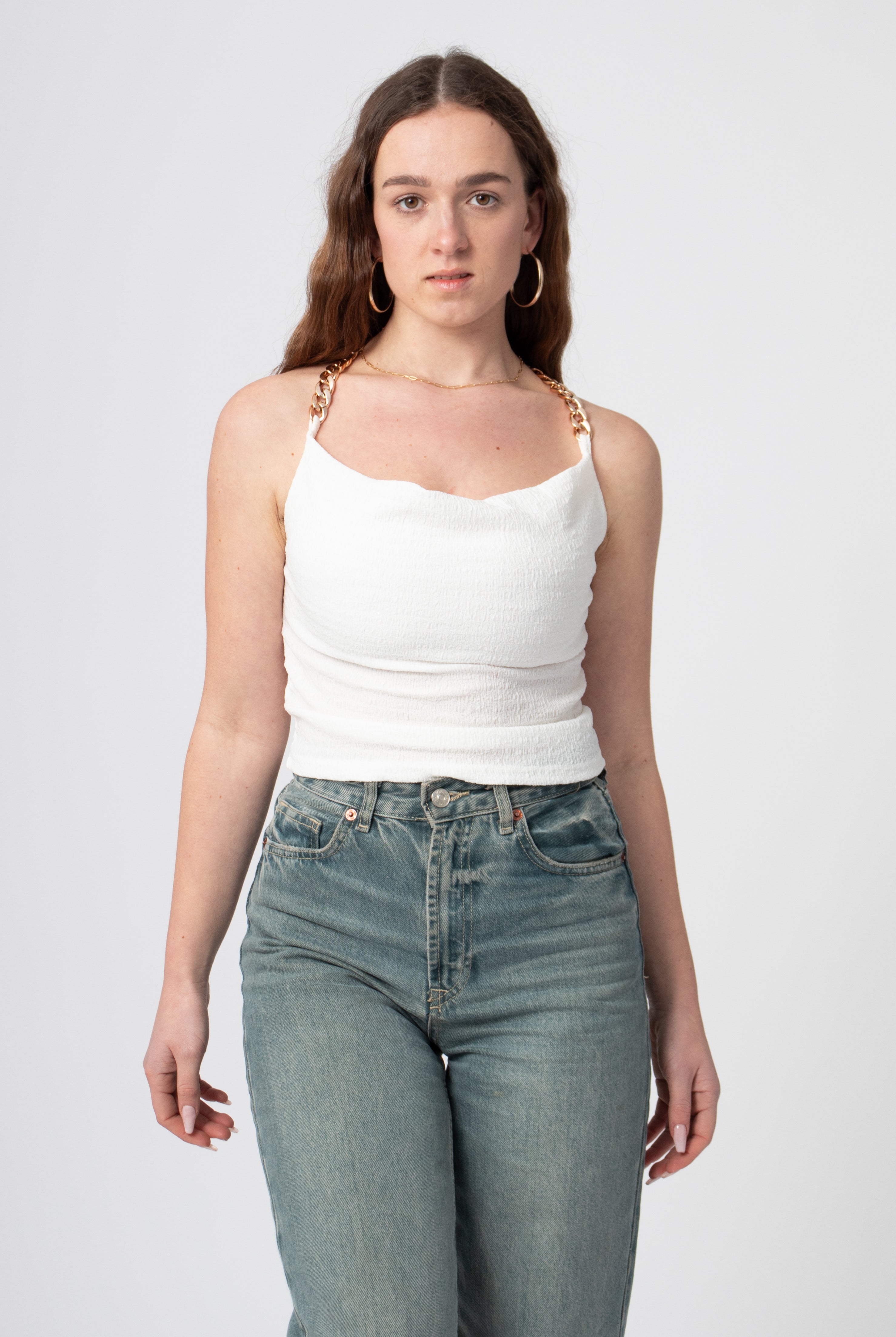 halter top wit met gouden halsketting'
