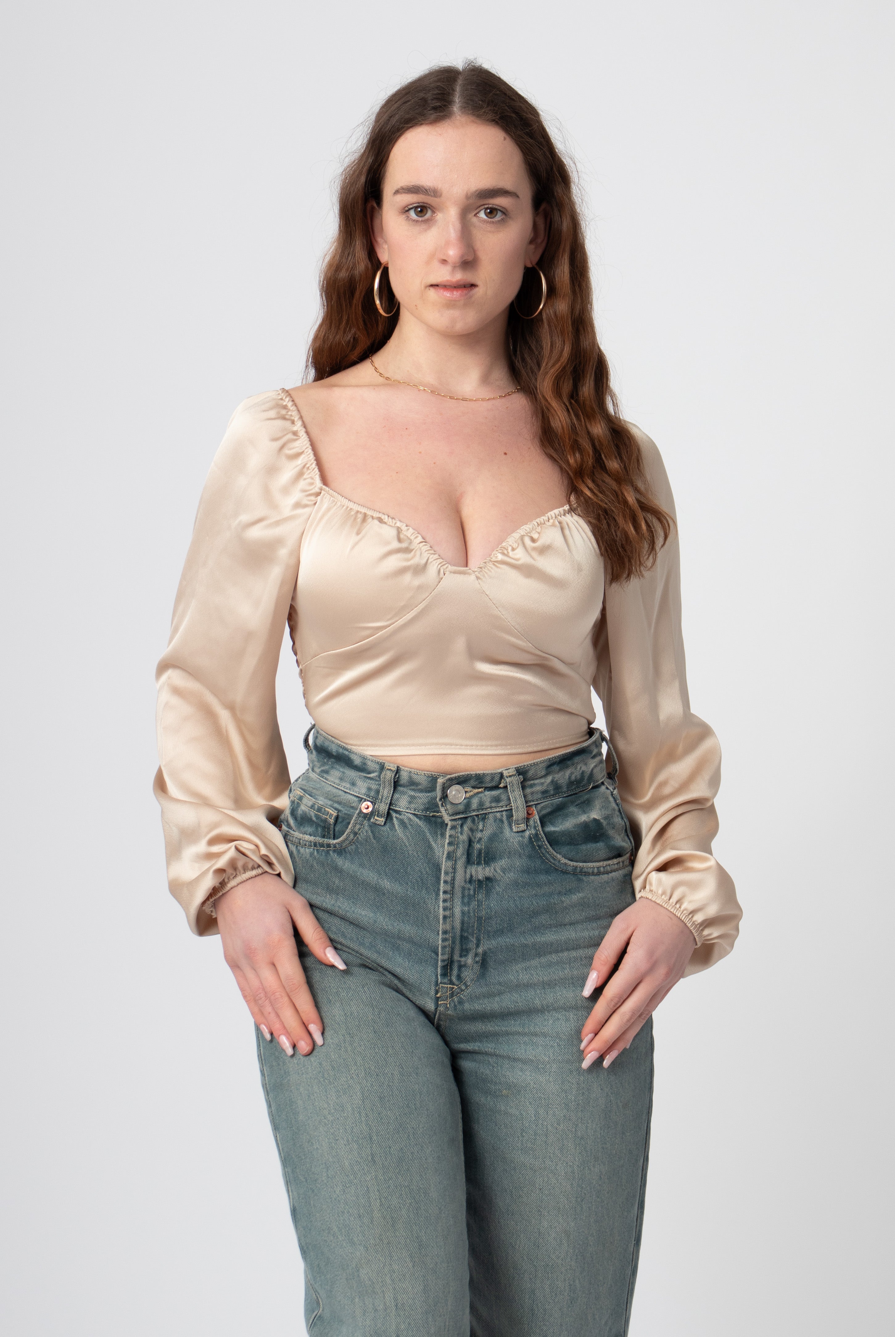 beige satijnen top met pofmouwen