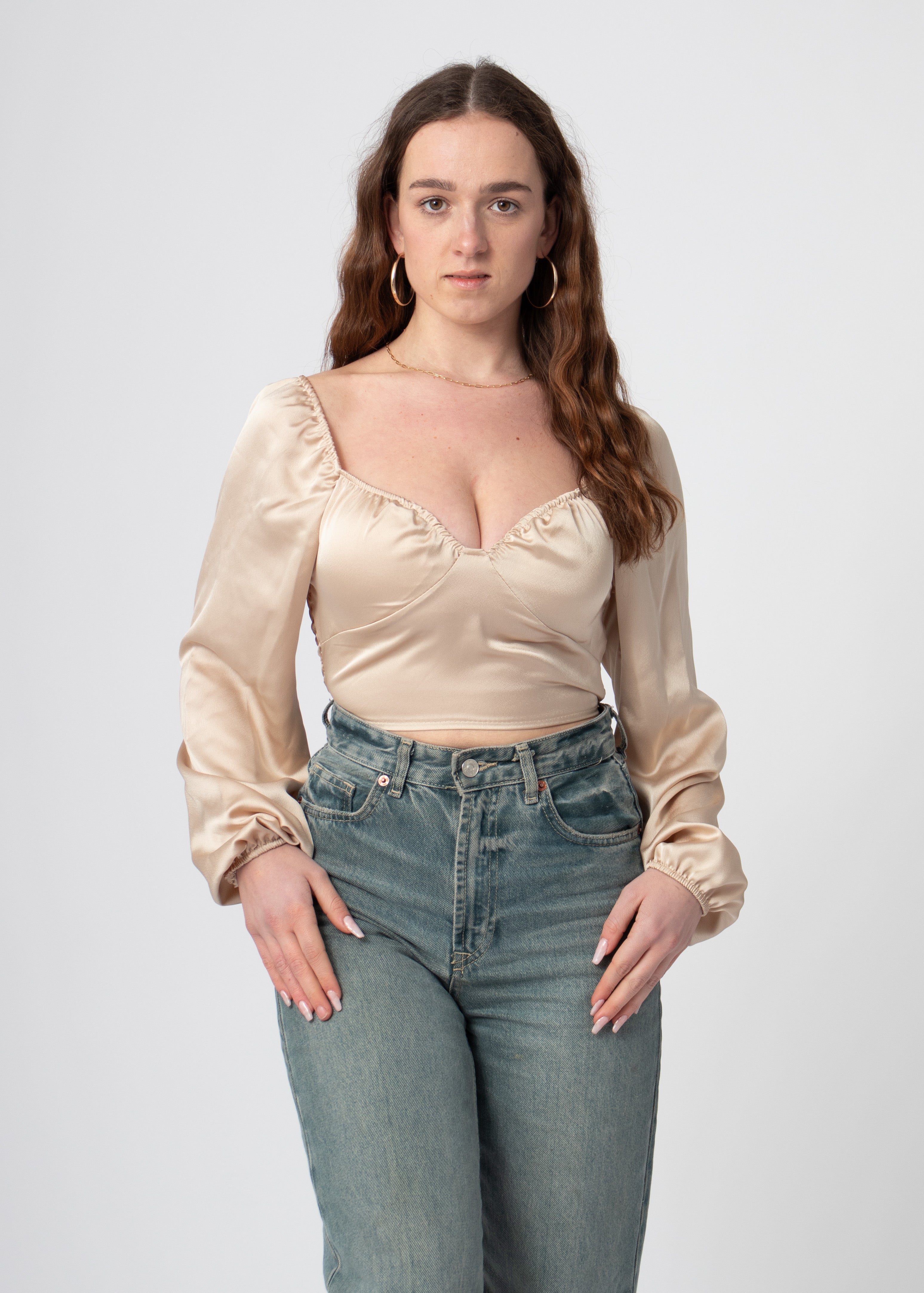 beige satijnen top met pofmouwen