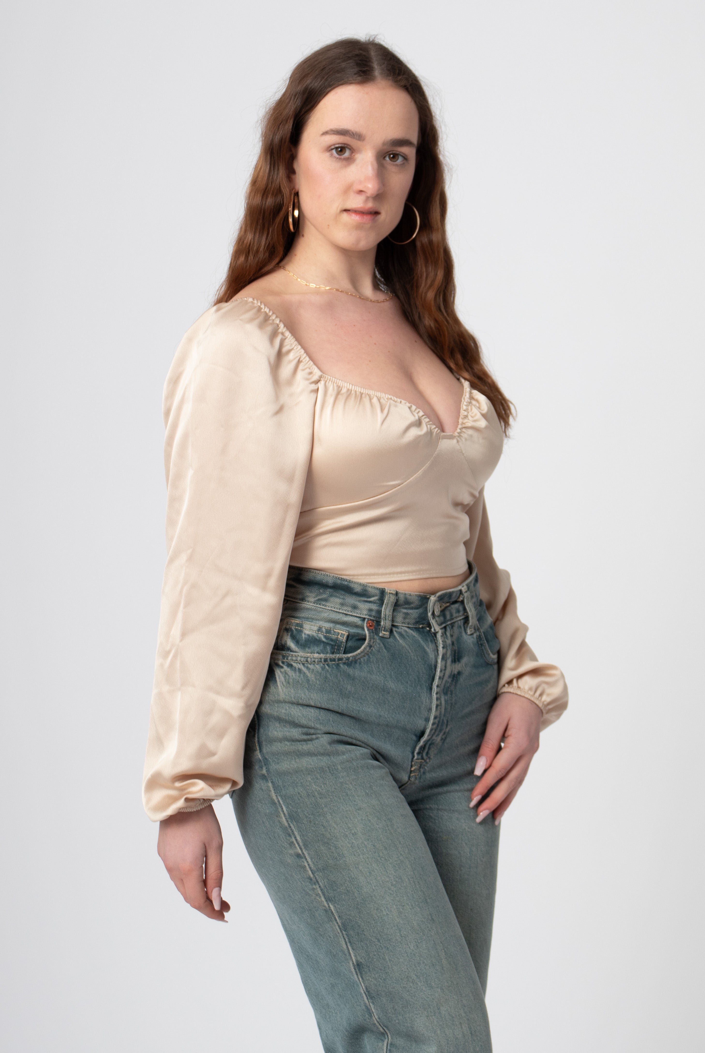 beige satijnen top met pofmouwen