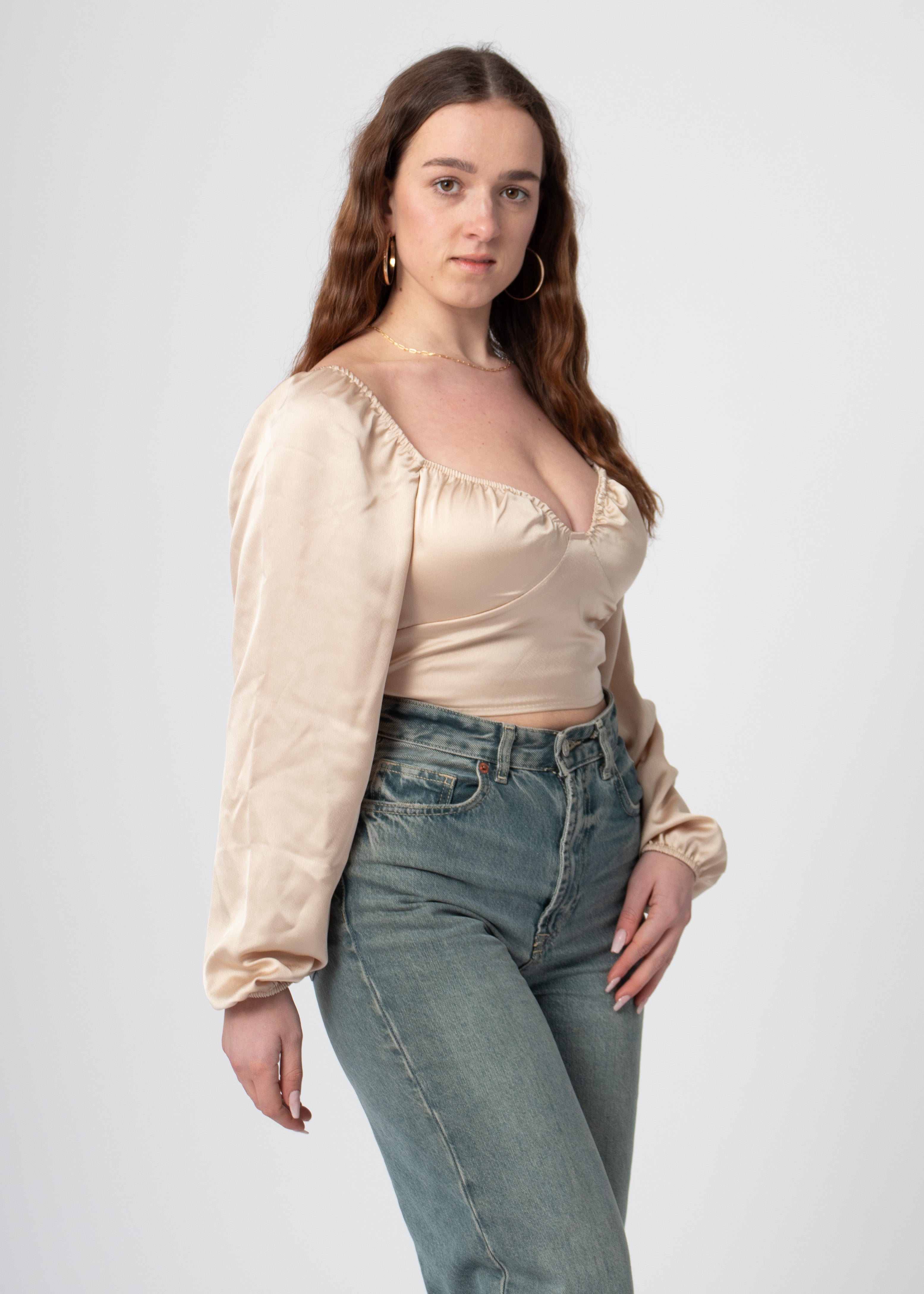 beige satijnen top met pofmouwen