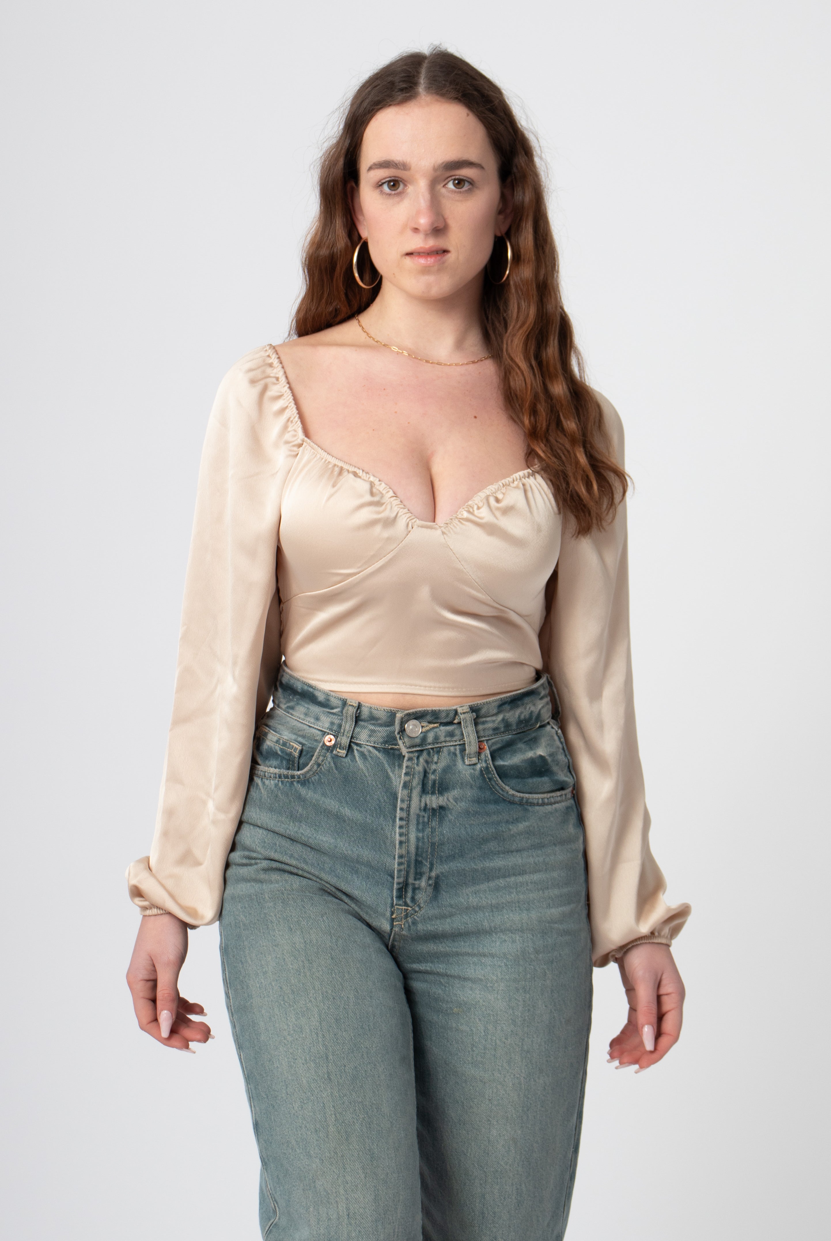 beige satijnen top met pofmouwen
