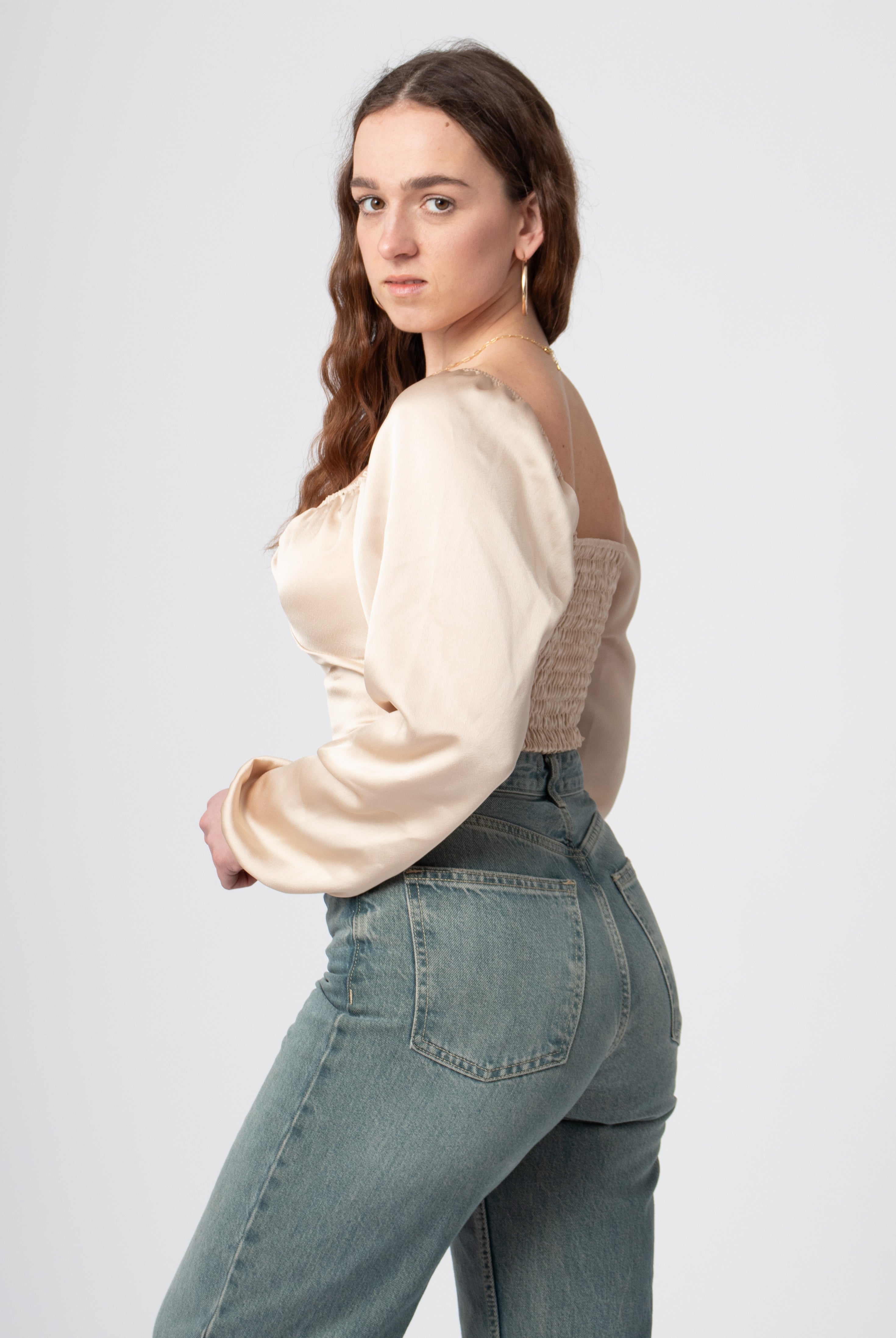 beige satijnen top met pofmouwen