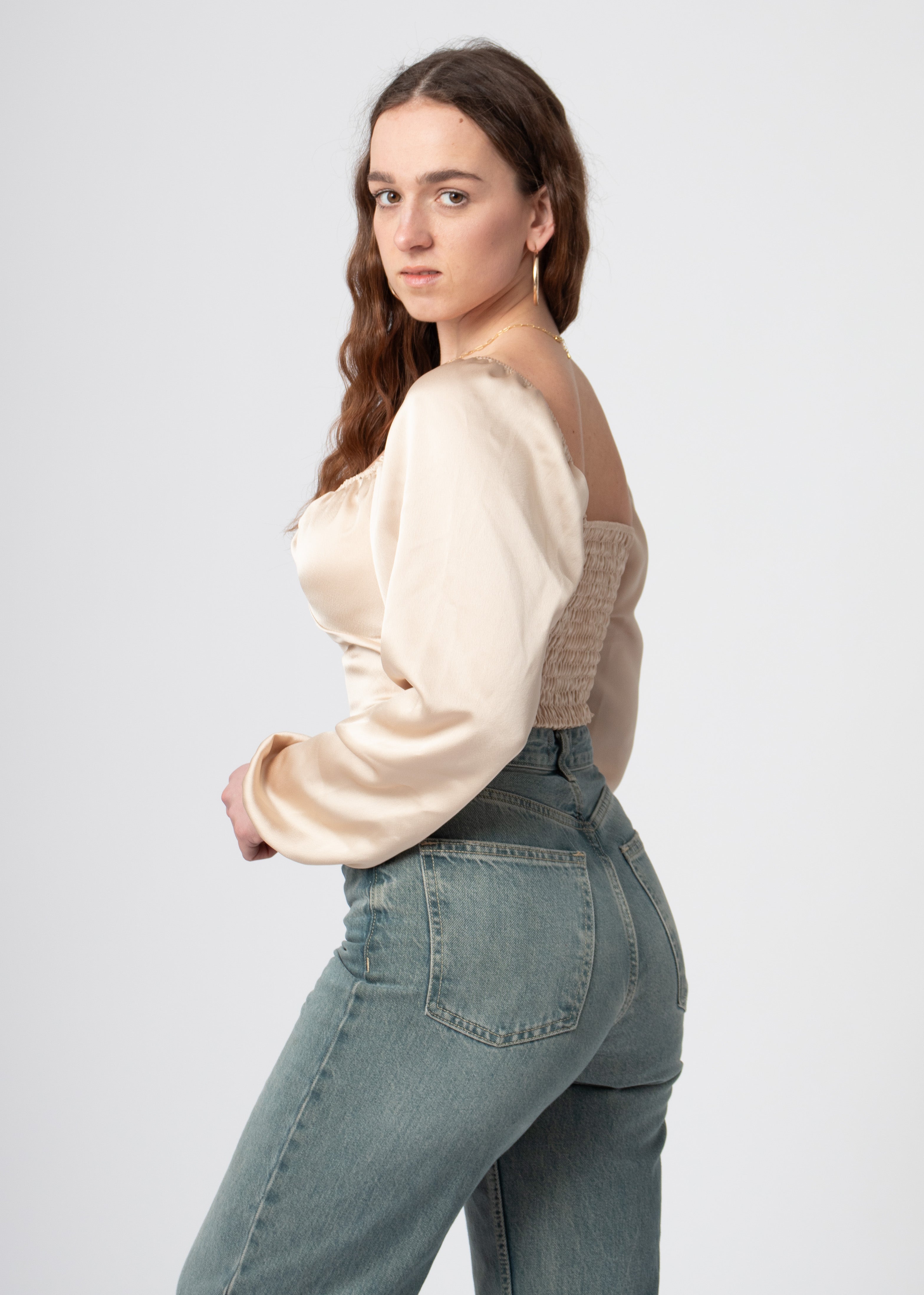 beige satijnen top met pofmouwen