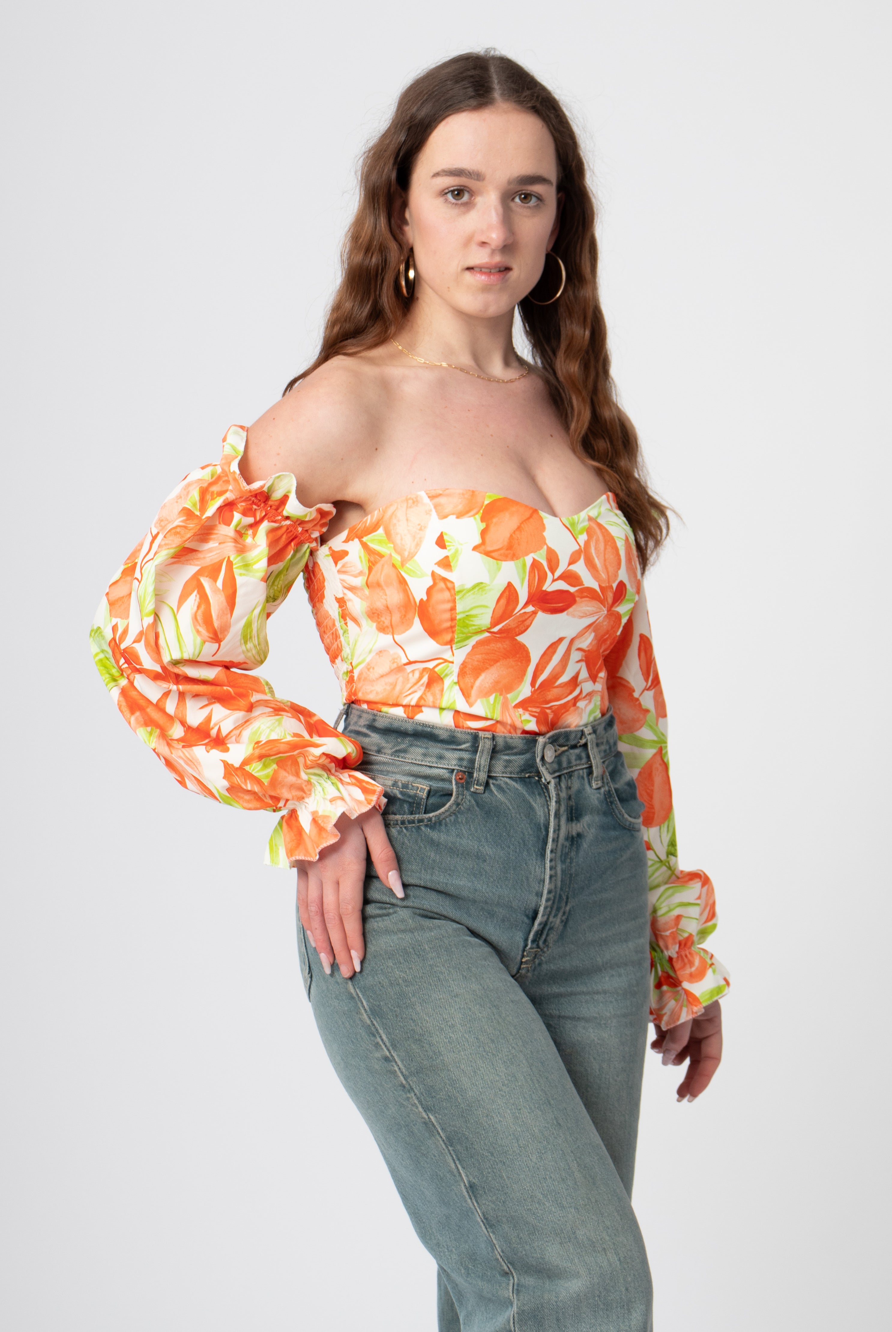 off-shoulder body wit oranje met tropische print