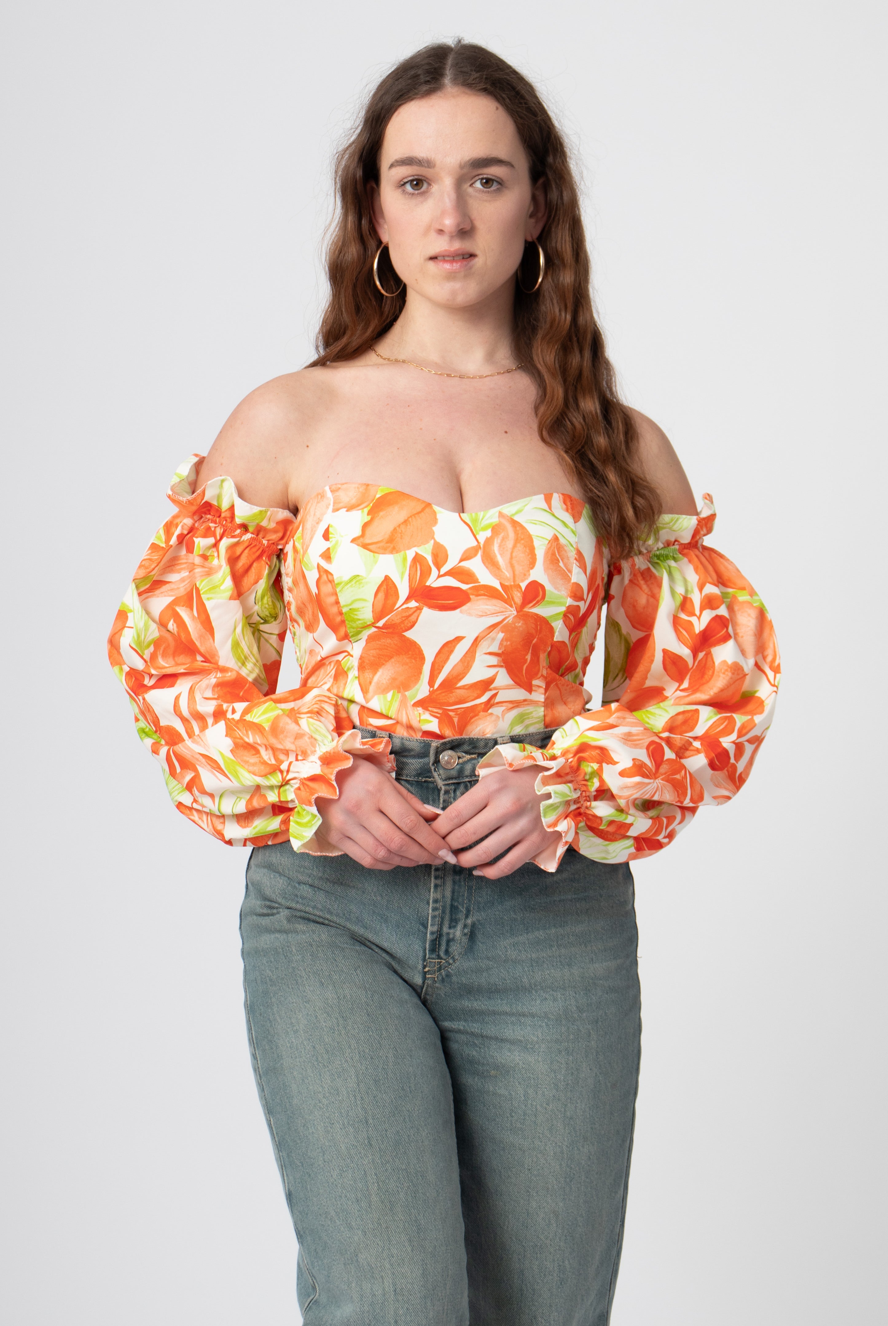 off-shoulder body wit oranje met tropische print