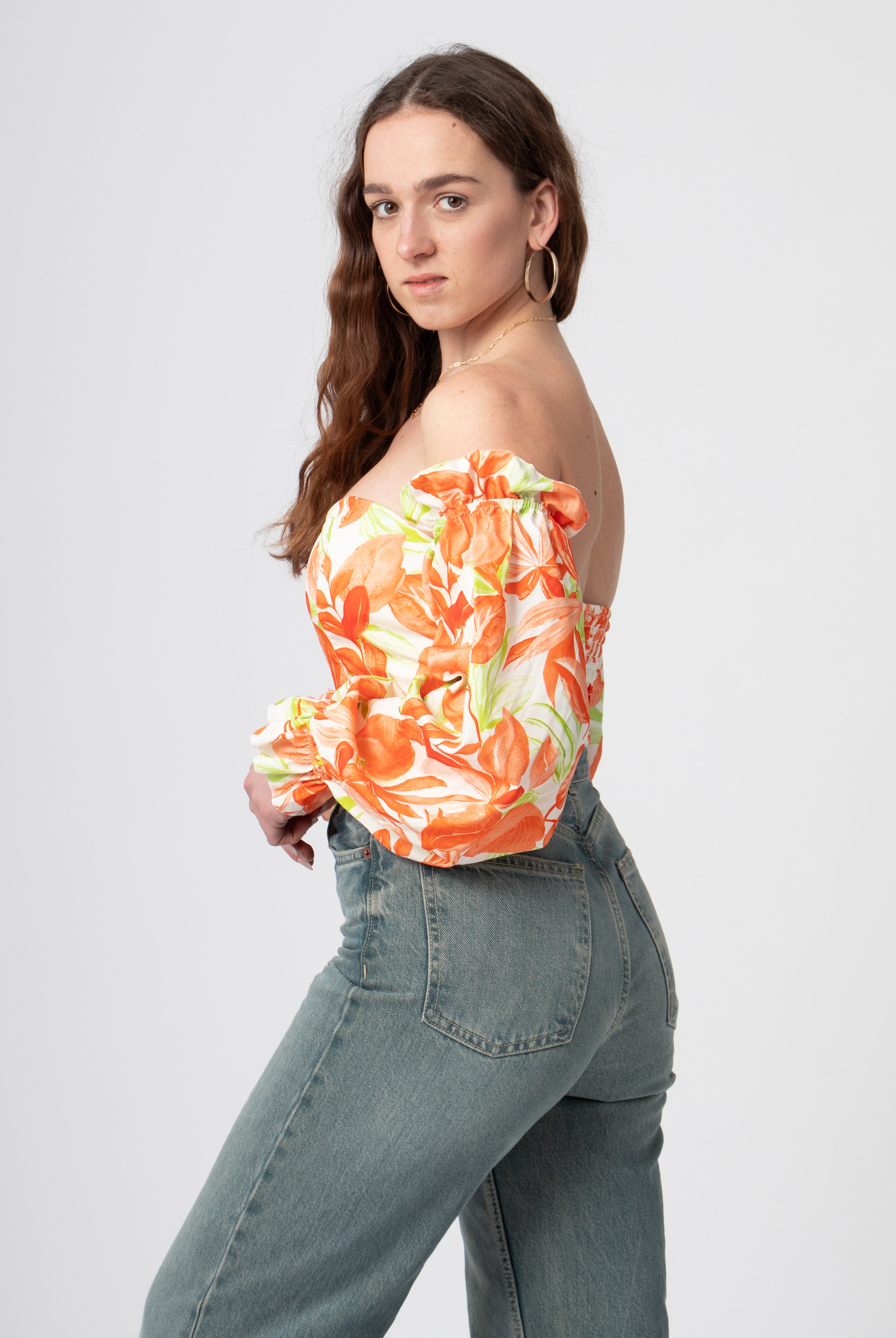 off-shoulder body wit oranje met tropische print