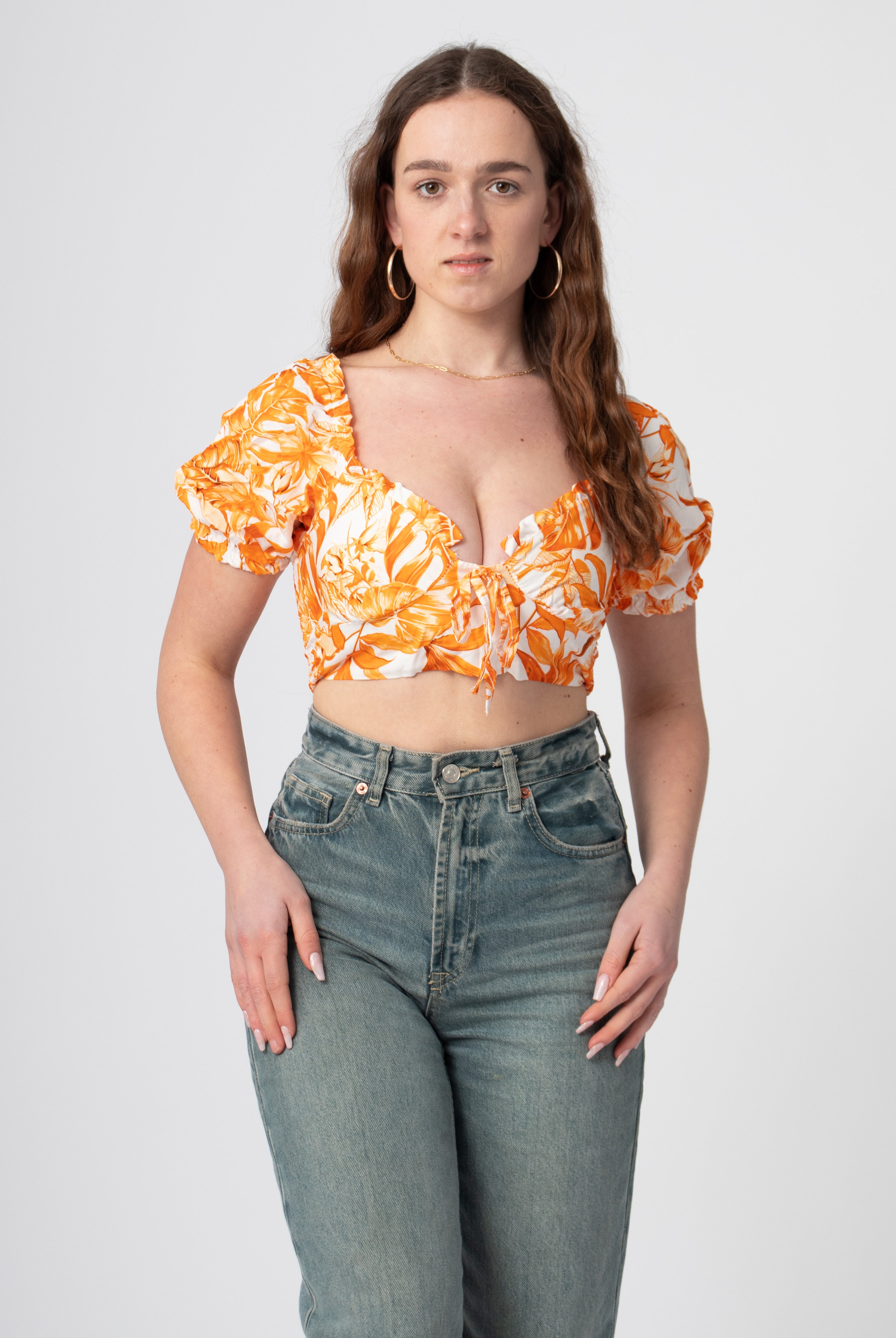 oranje witte bloemenprint crop top met ballonmouwtjes en v-hals
