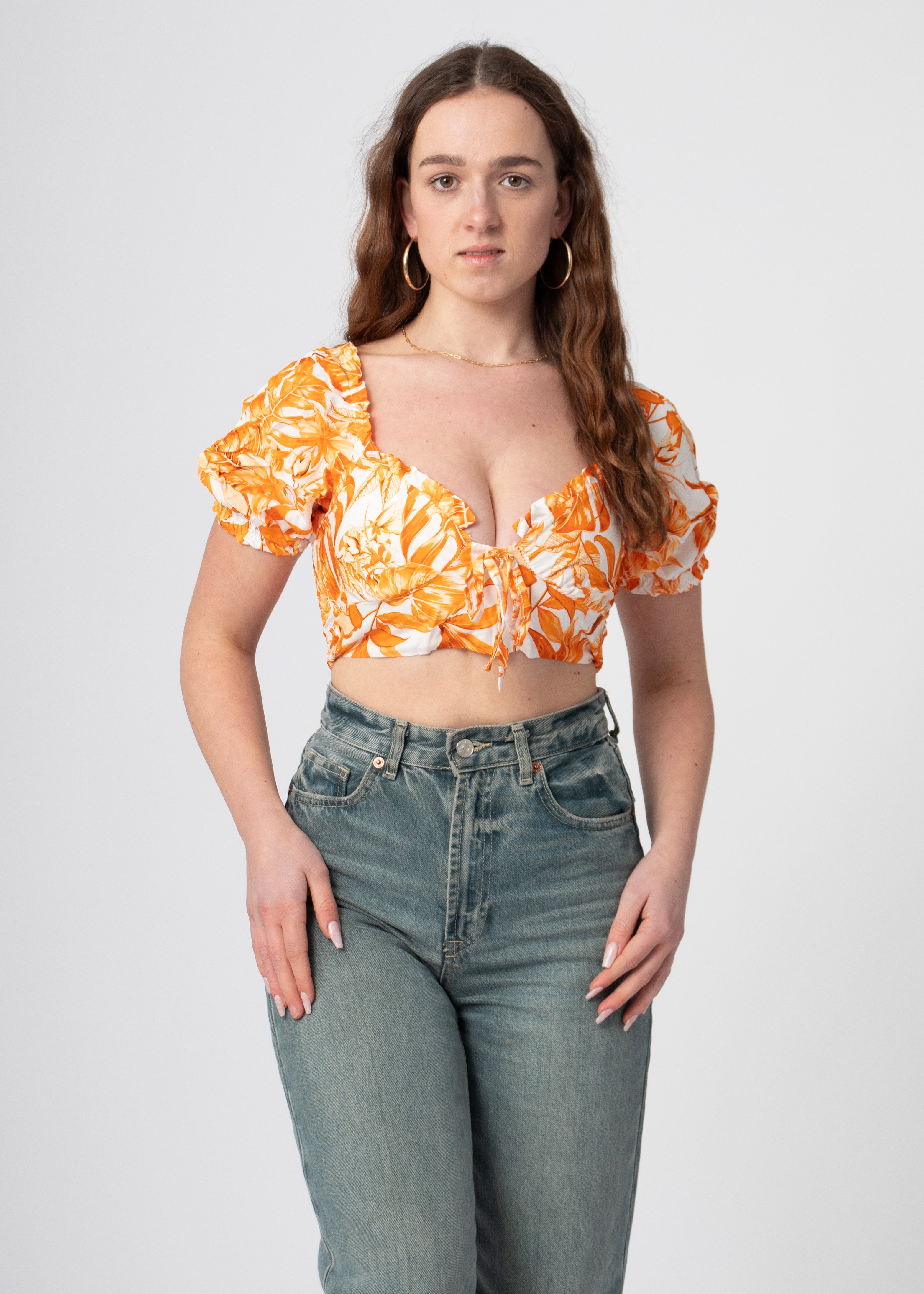 oranje witte bloemenprint crop top met ballonmouwtjes en v-hals