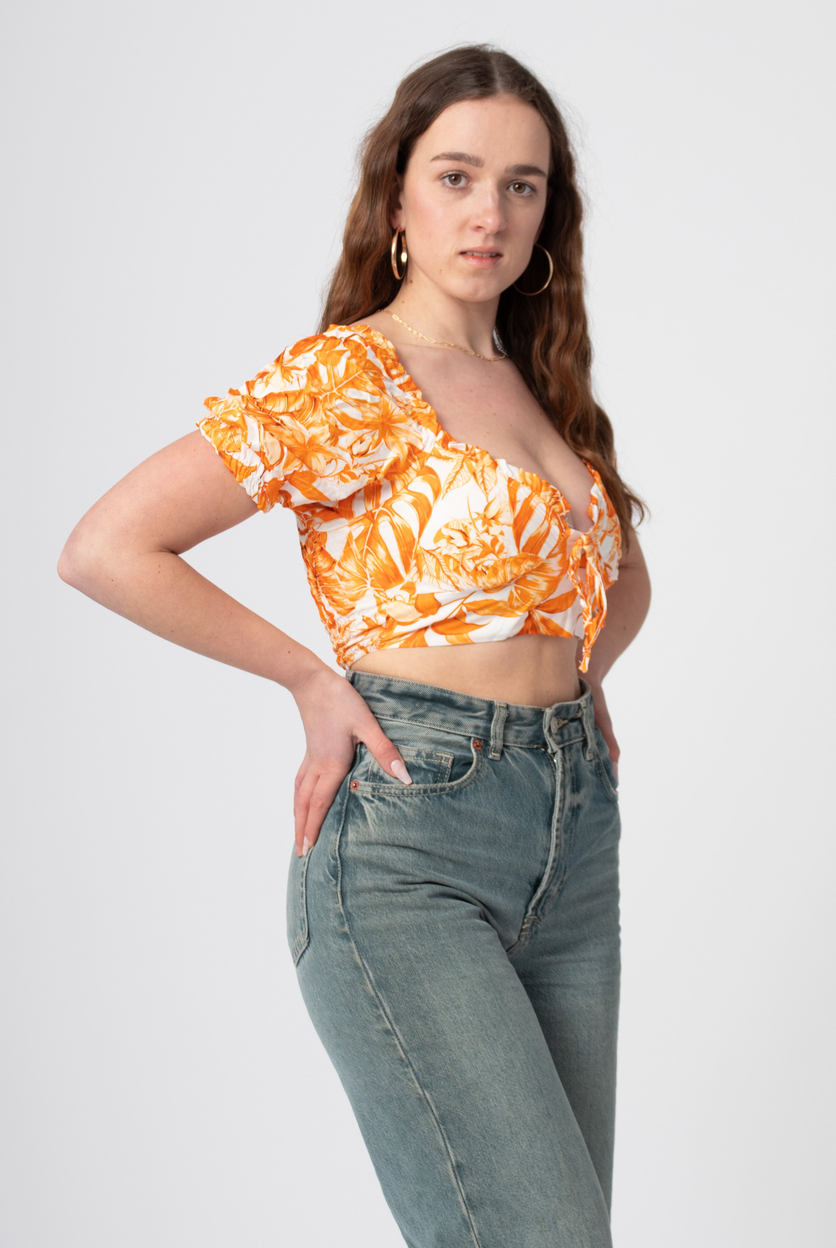 oranje witte bloemenprint crop top met ballonmouwtjes en v-hals