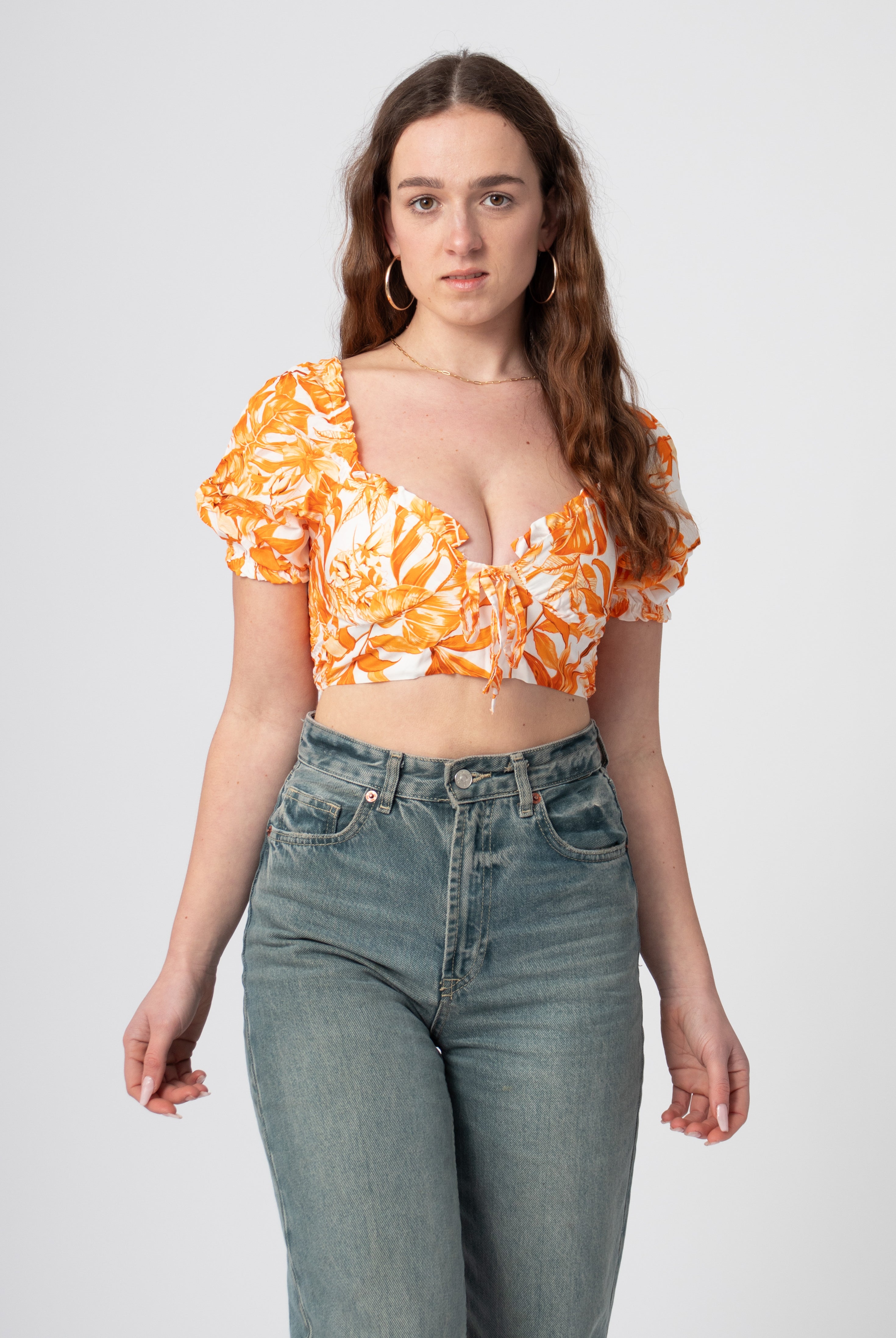oranje witte bloemenprint crop top met ballonmouwtjes en v-hals