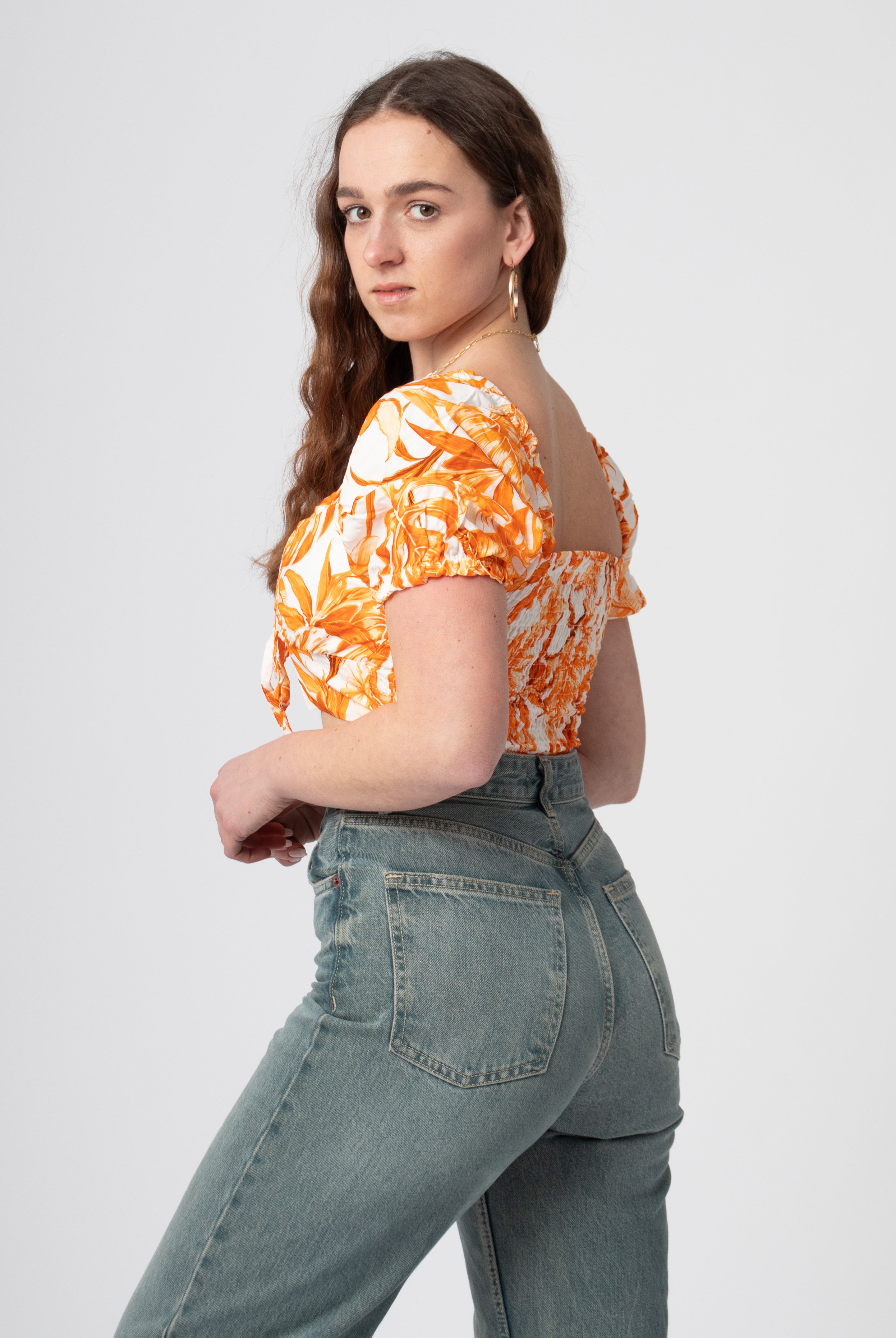 oranje witte bloemenprint crop top met ballonmouwtjes en v-hals