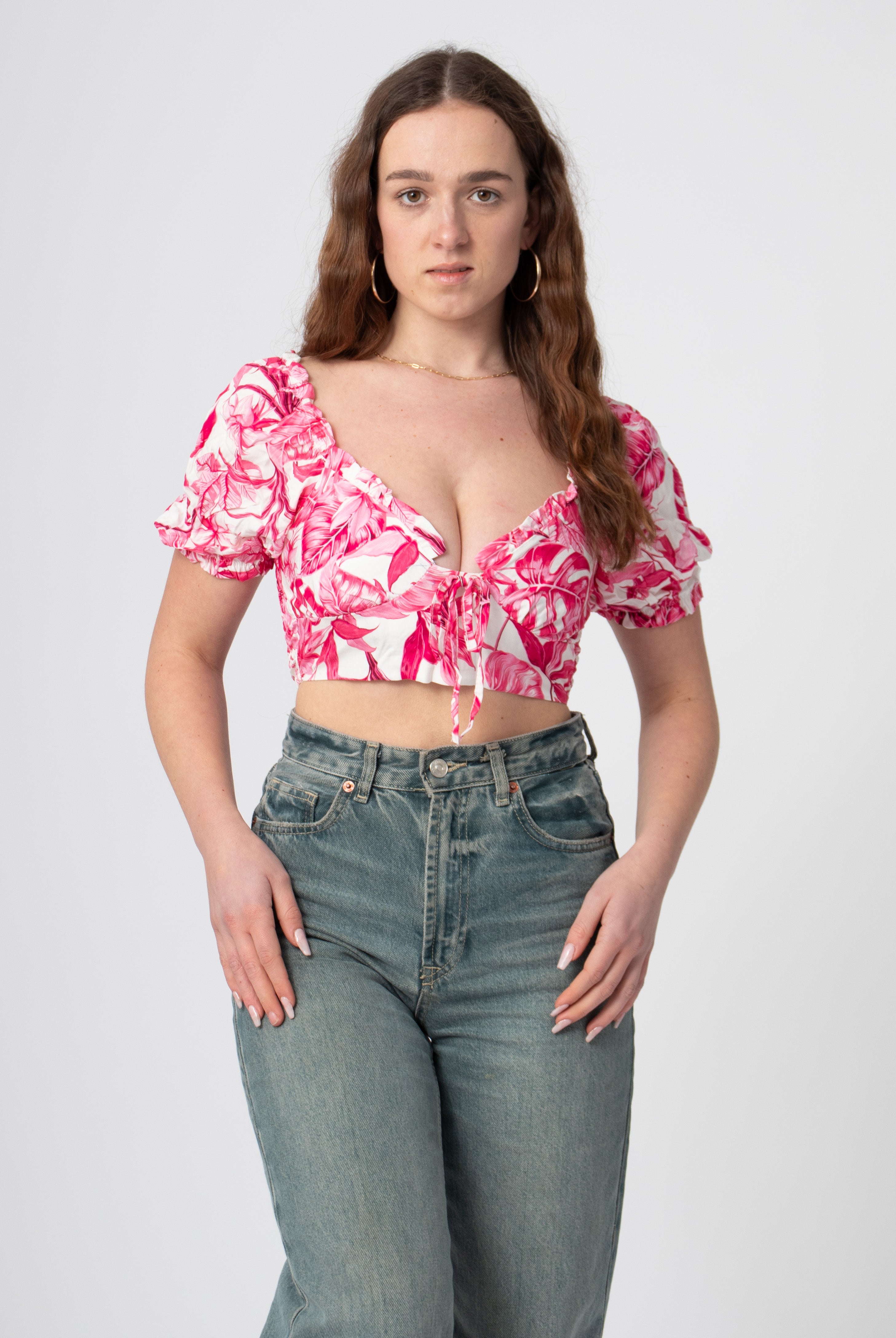 roze witte bloemenprint crop top met ballonmouwtjes en v-hals
