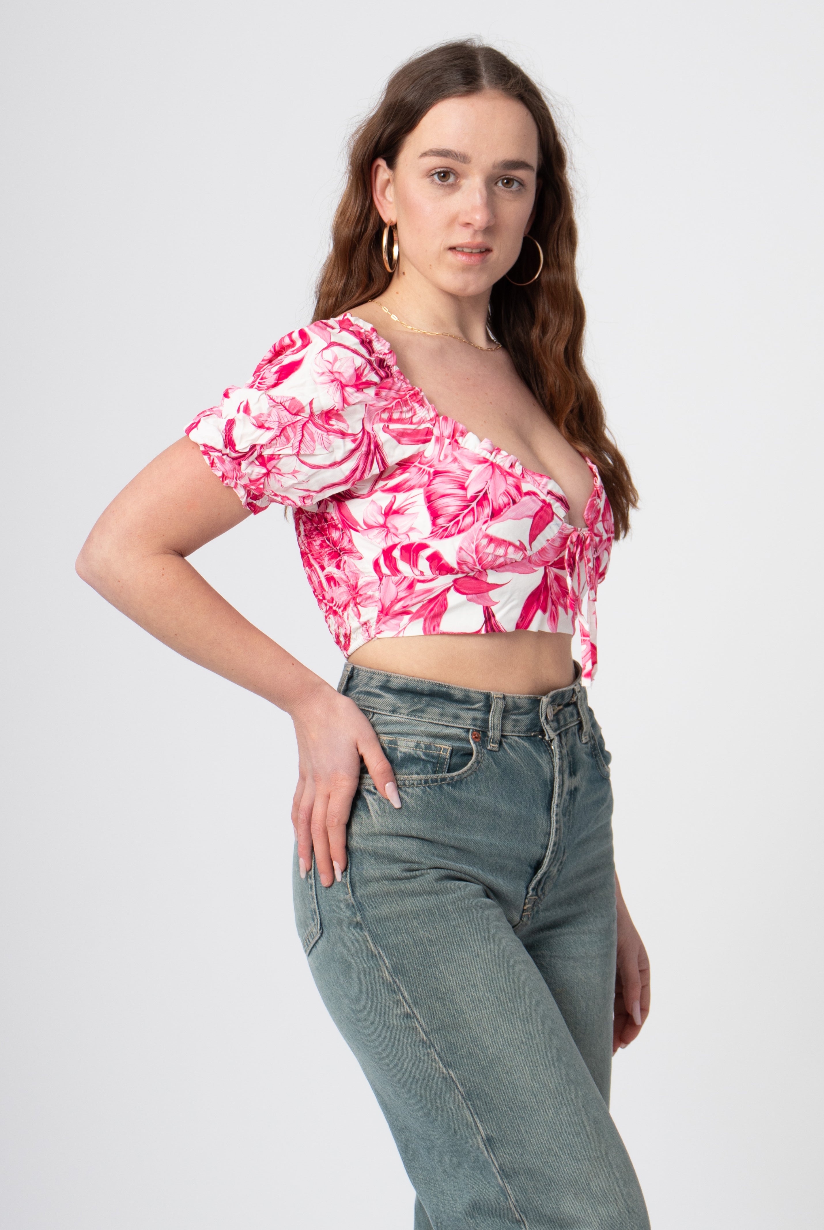roze witte bloemenprint crop top met ballonmouwtjes en v-hals