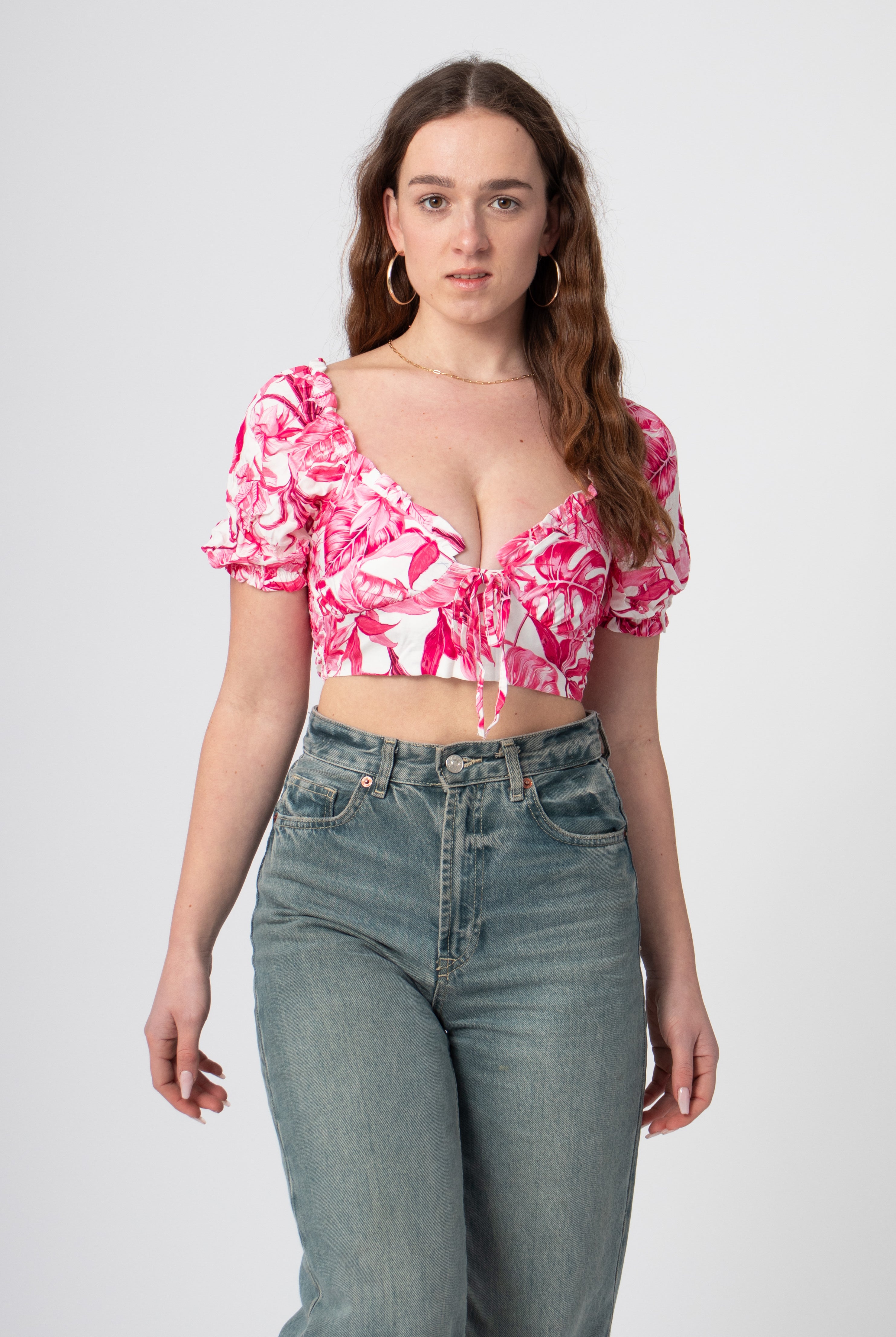 roze witte bloemenprint crop top met ballonmouwtjes en v-hals