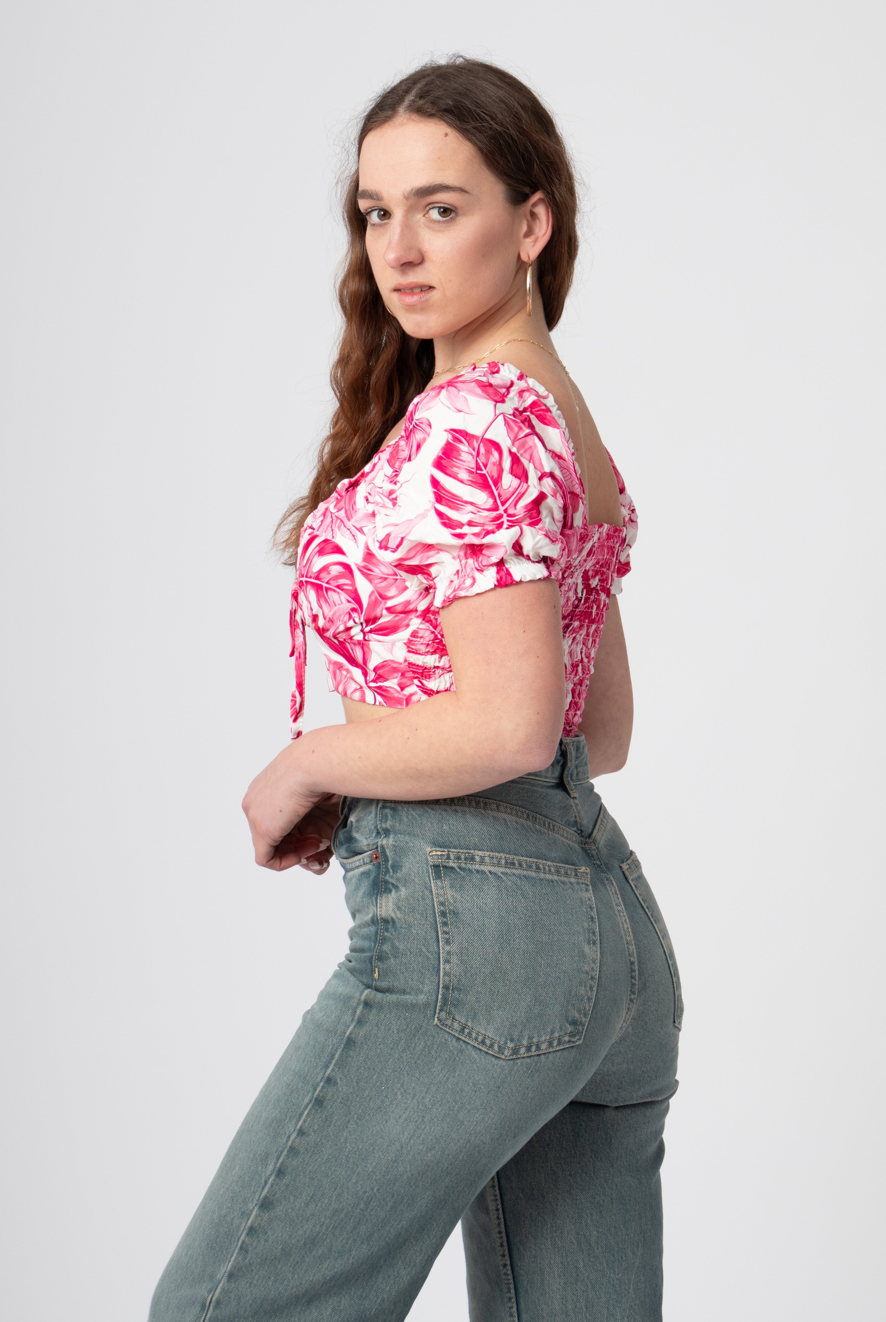 roze witte bloemenprint crop top met ballonmouwtjes en v-hals