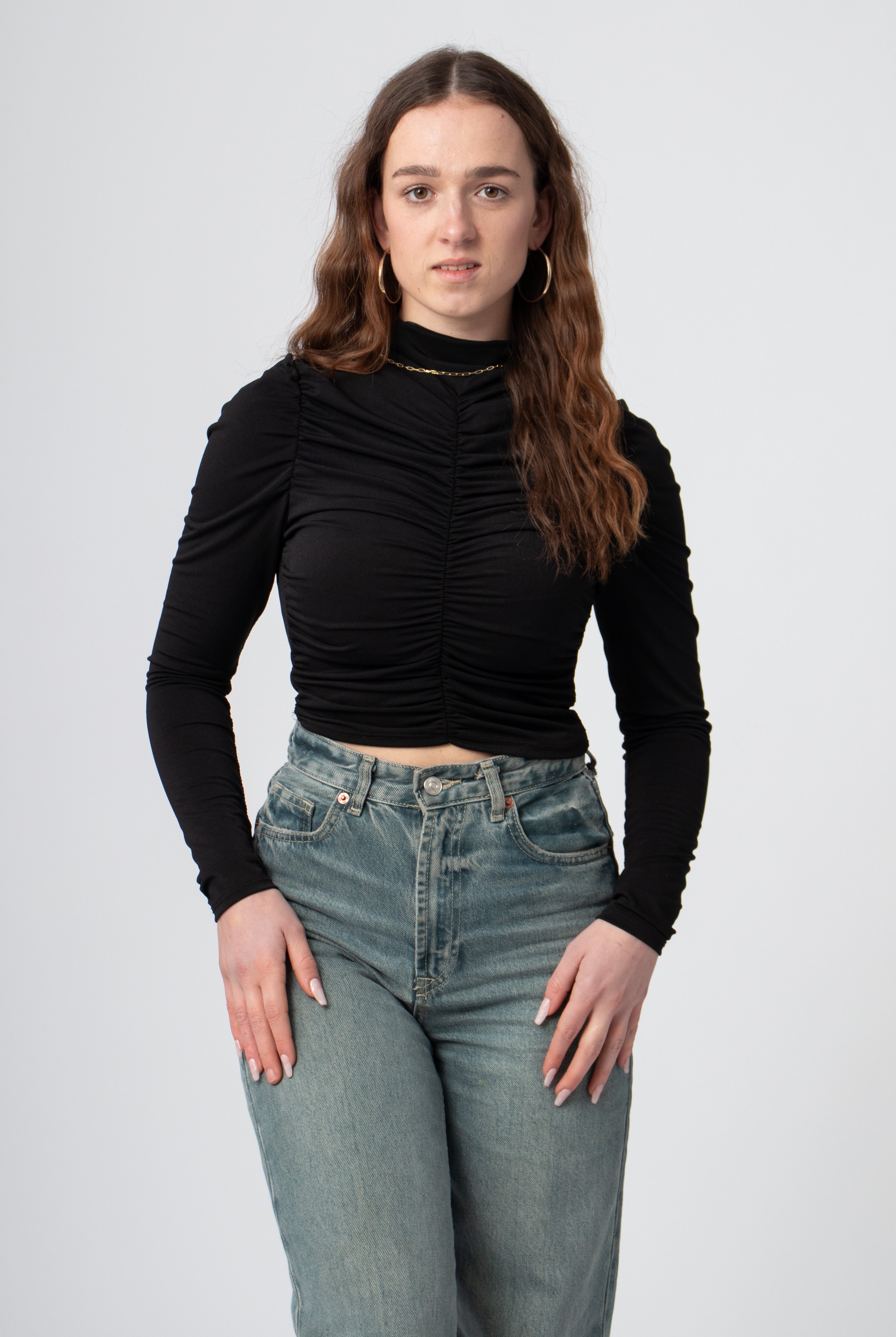 crop top met lange mouw zwart geruched buste, hoge kraag