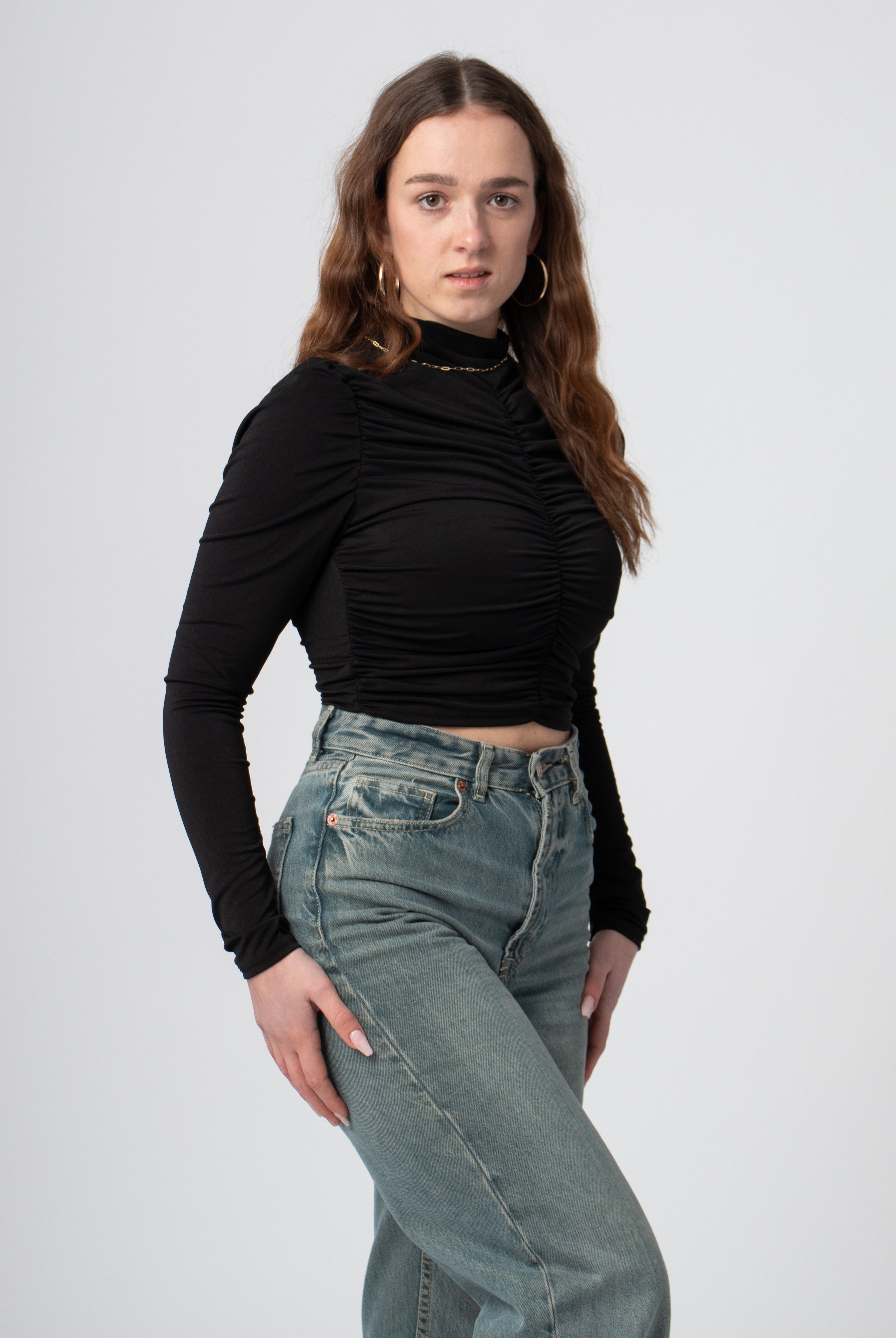 crop top met lange mouw zwart geruched buste, hoge kraag
