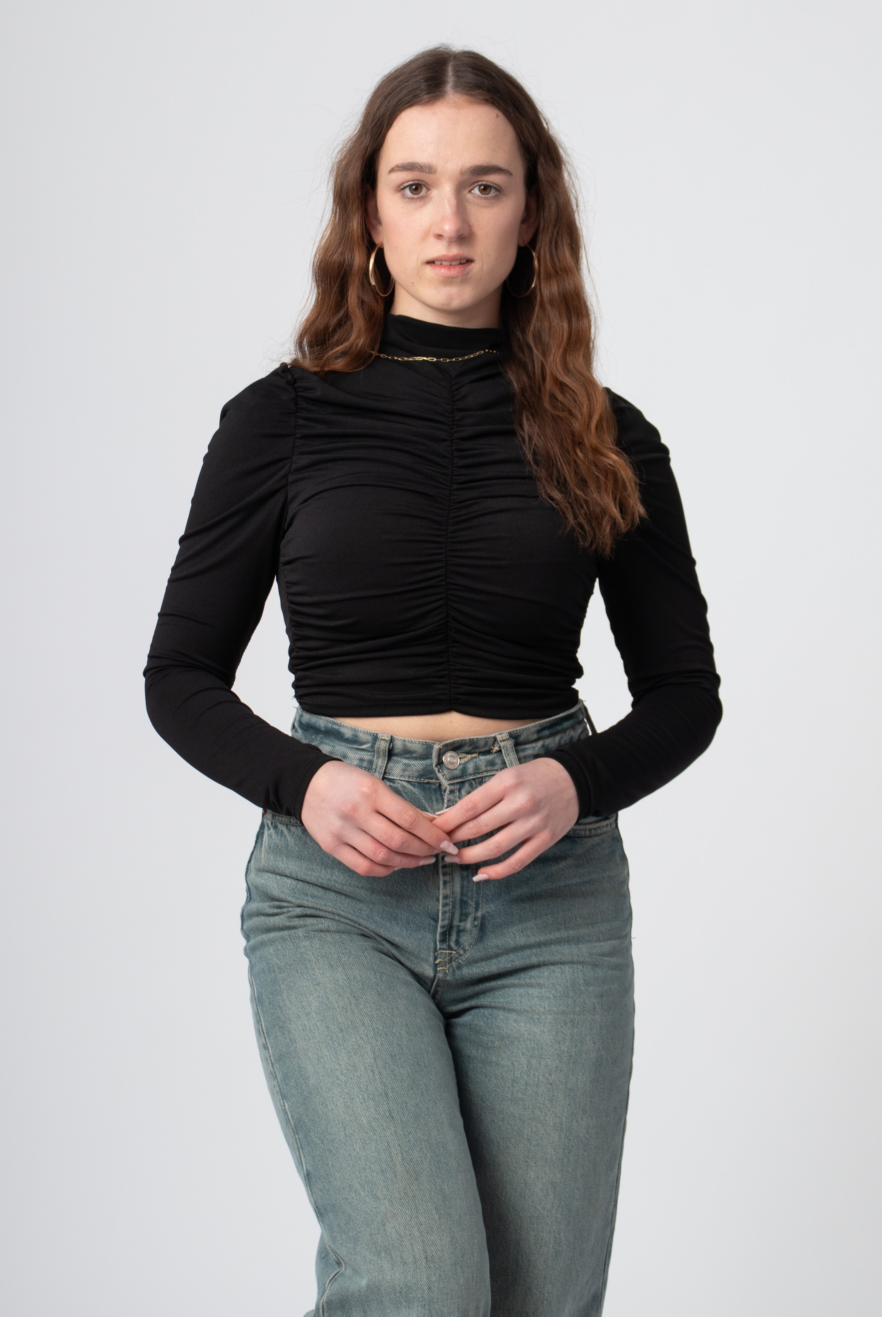 crop top met lange mouw zwart geruched buste, hoge kraag