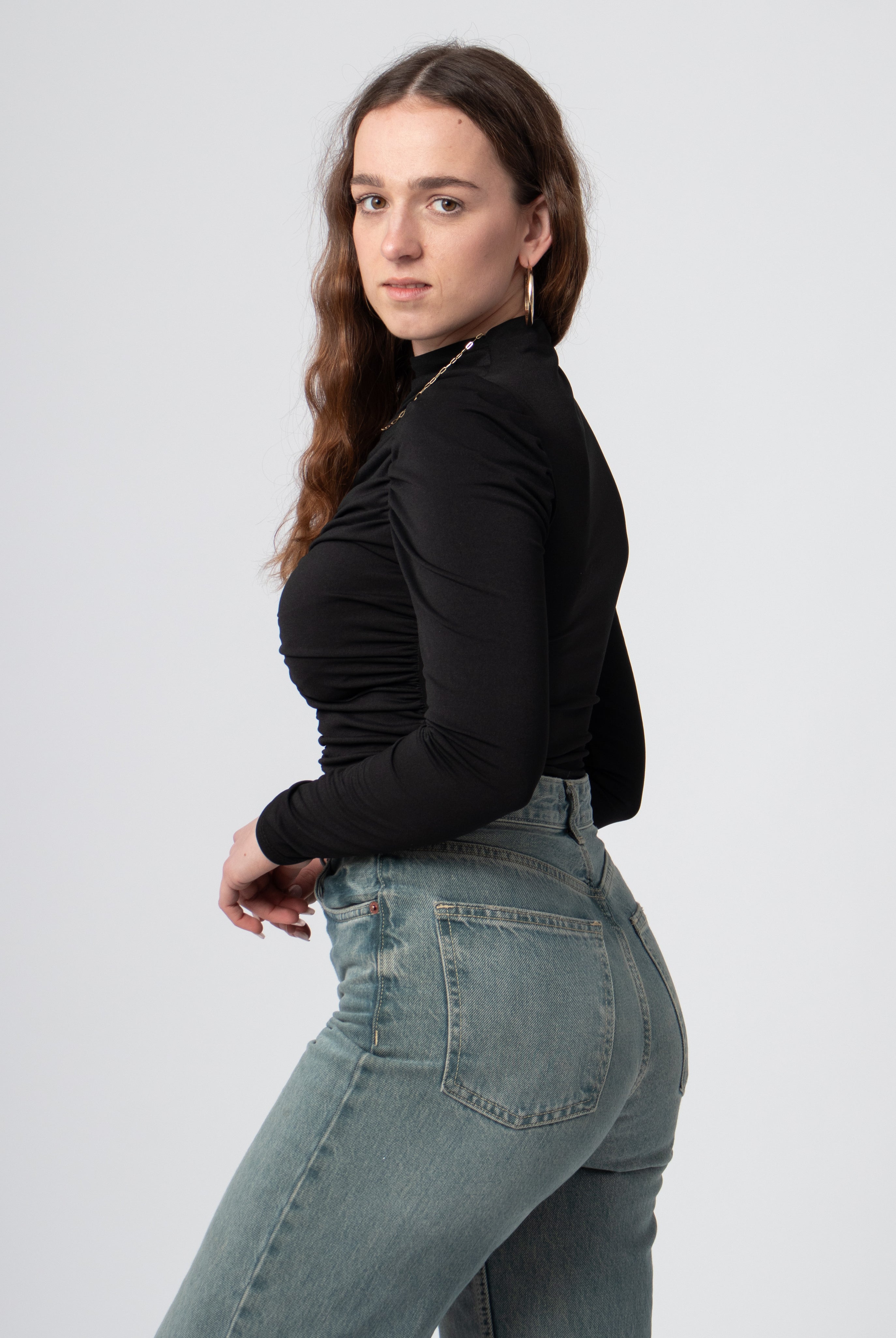 crop top met lange mouw zwart geruched buste, hoge kraag