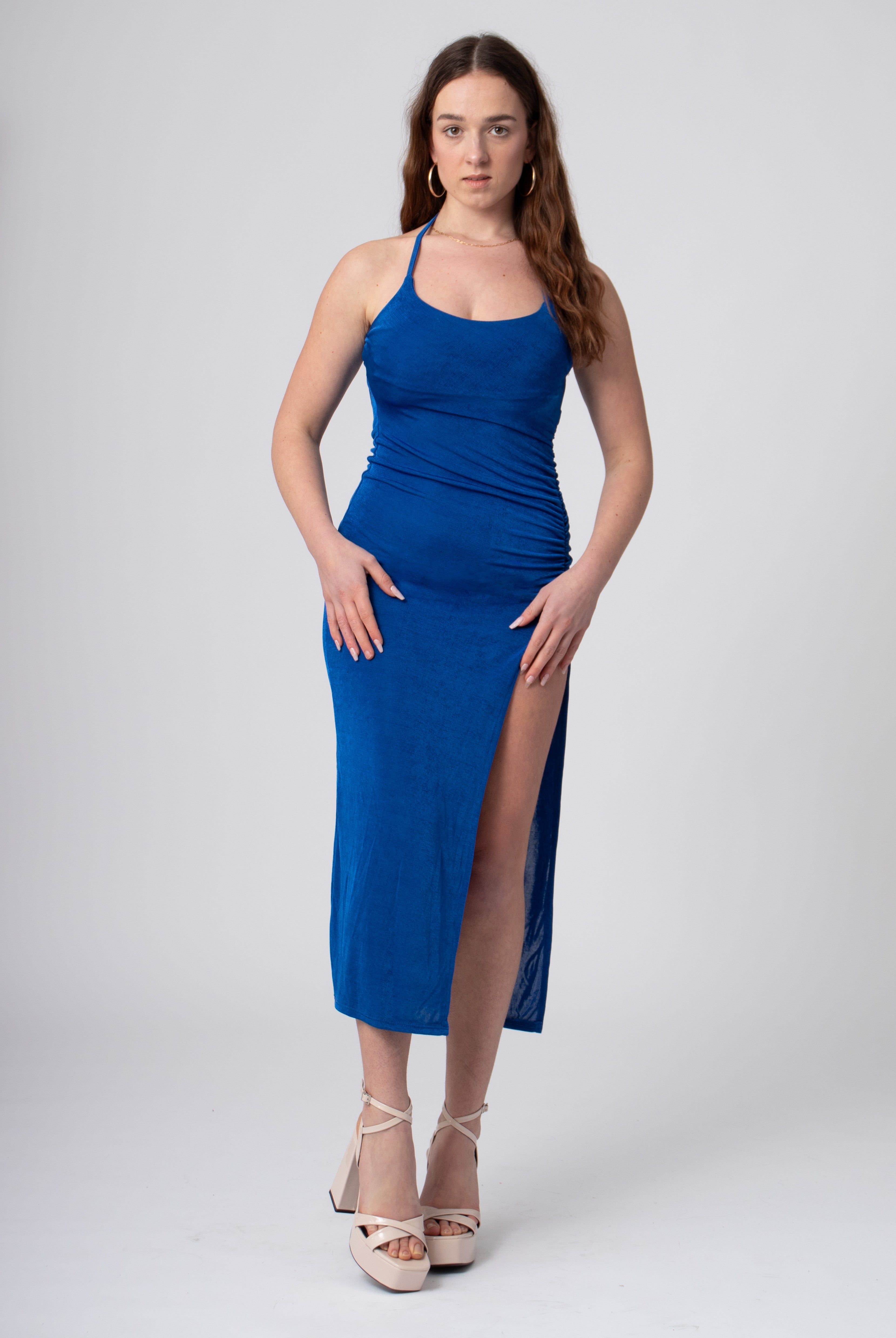 lange blauwe halter jurk geruched glanzend