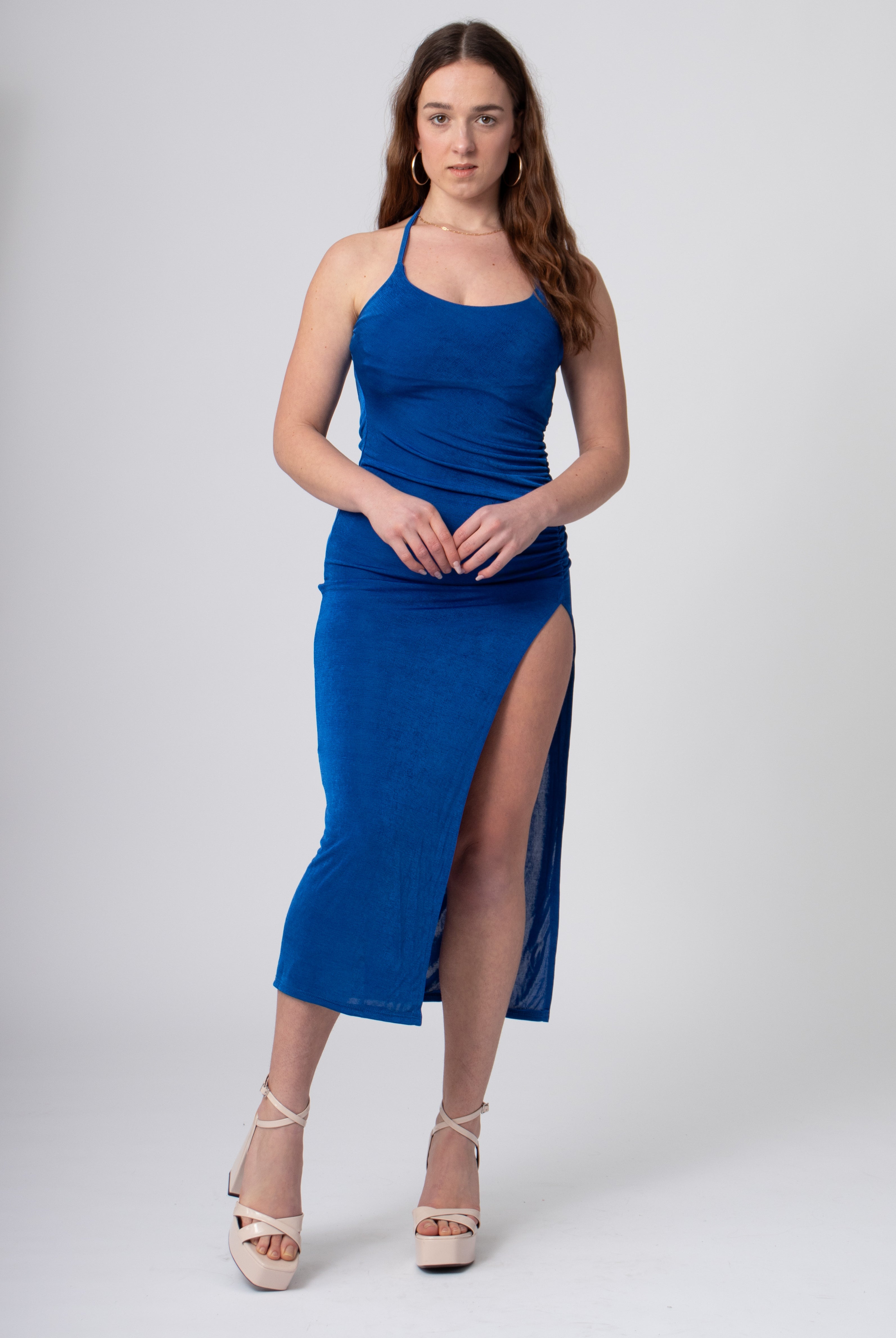 lange blauwe halter jurk geruched glanzend