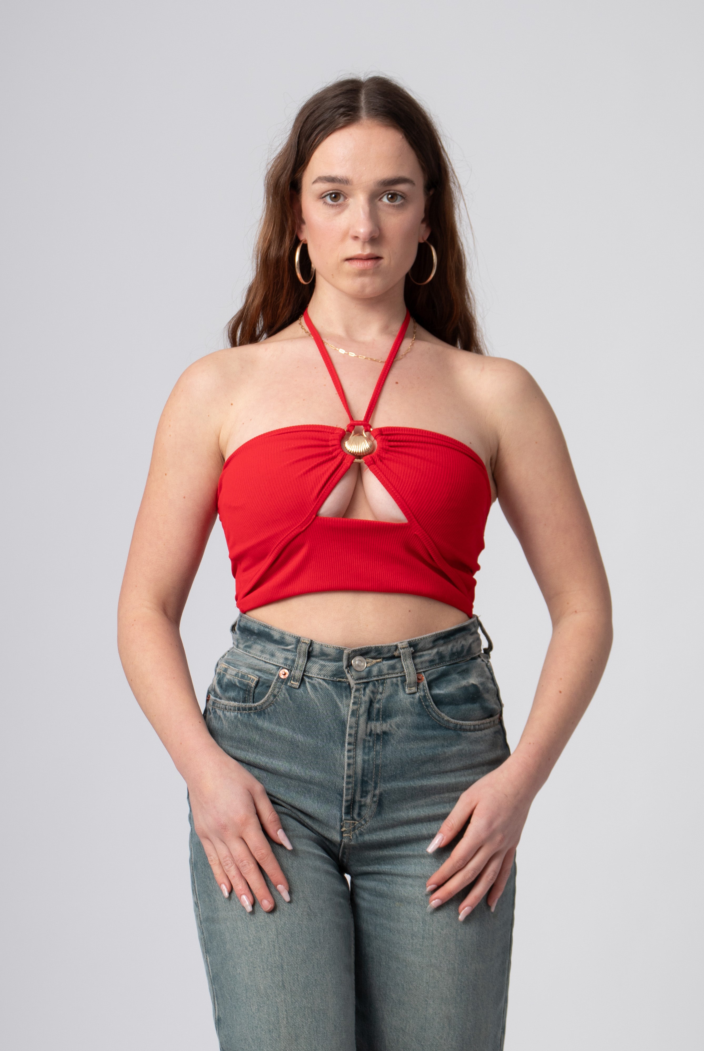 halter crop top rood met metalen sierraad en uitgesneden stuk