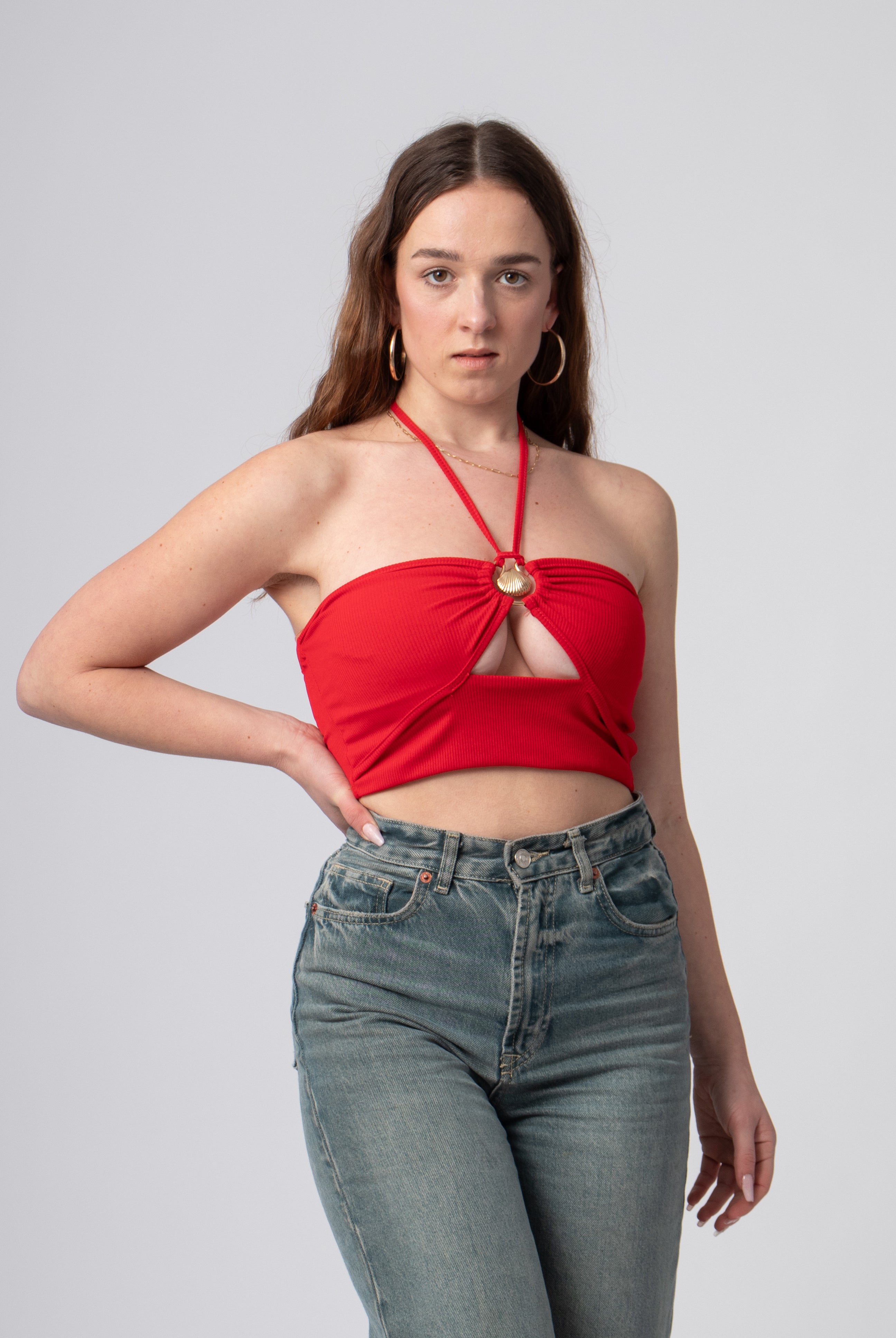 halter crop top rood met metalen sierraad en uitgesneden stuk