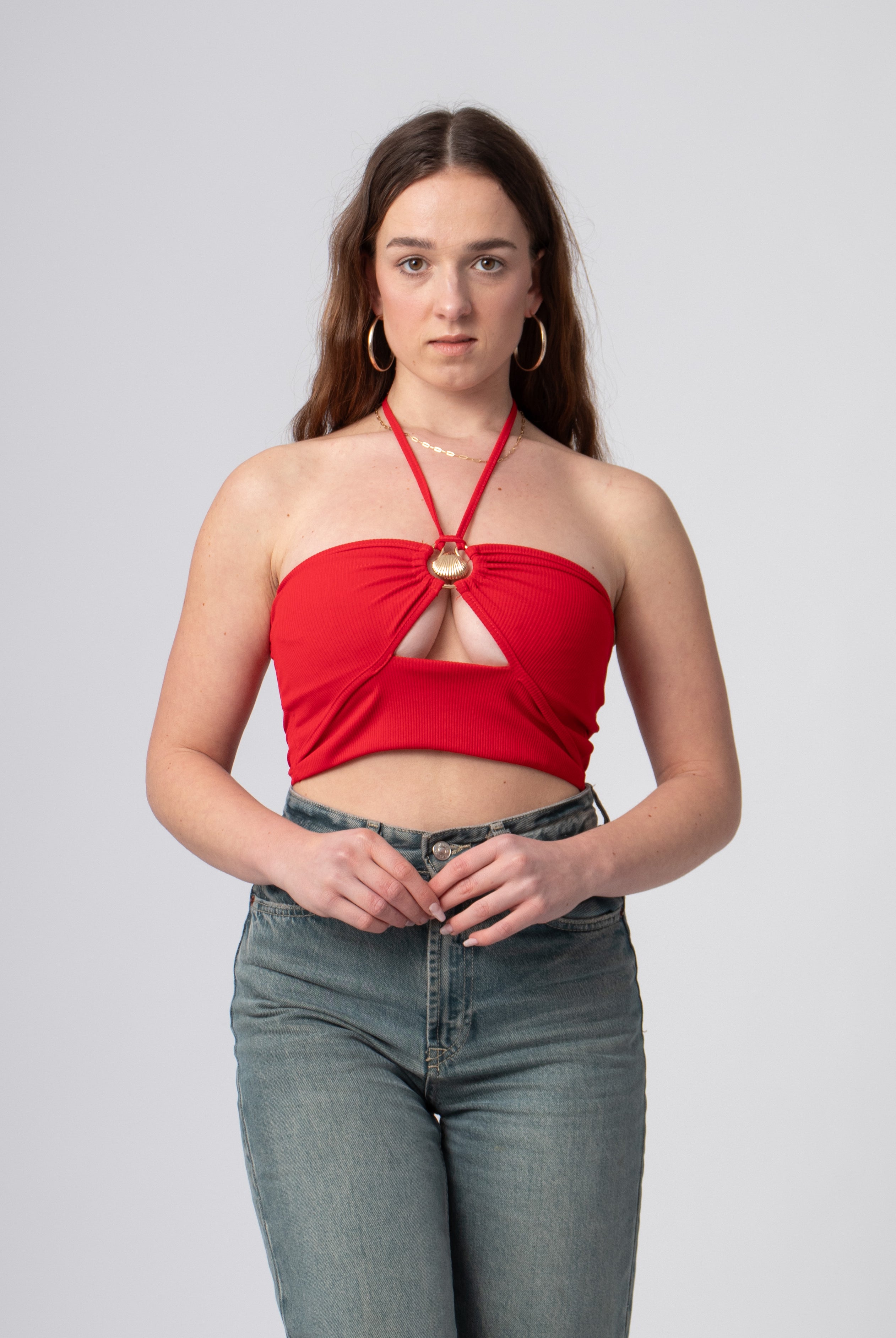 halter crop top rood met metalen sierraad en uitgesneden stuk