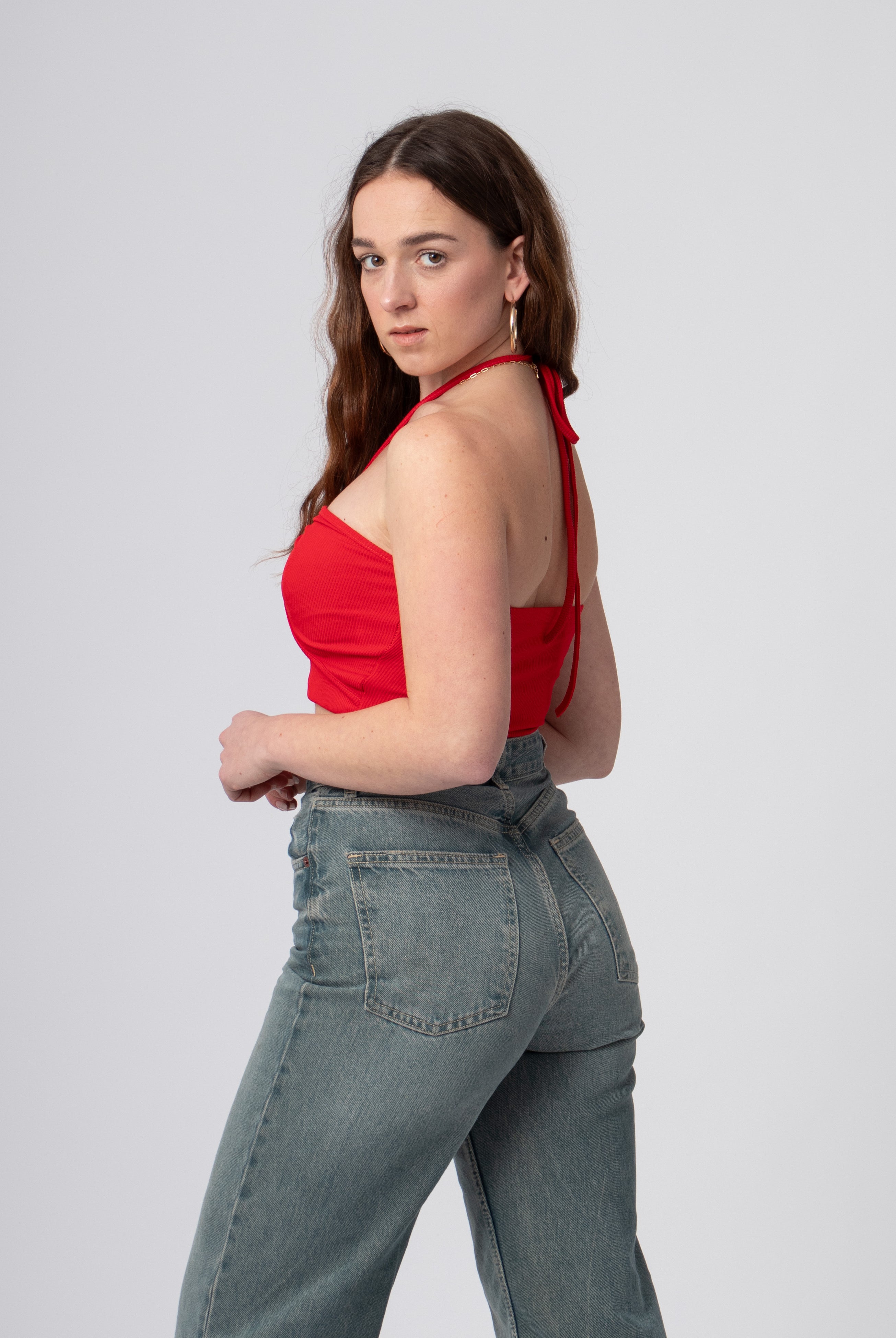 halter crop top rood met metalen sierraad en uitgesneden stuk