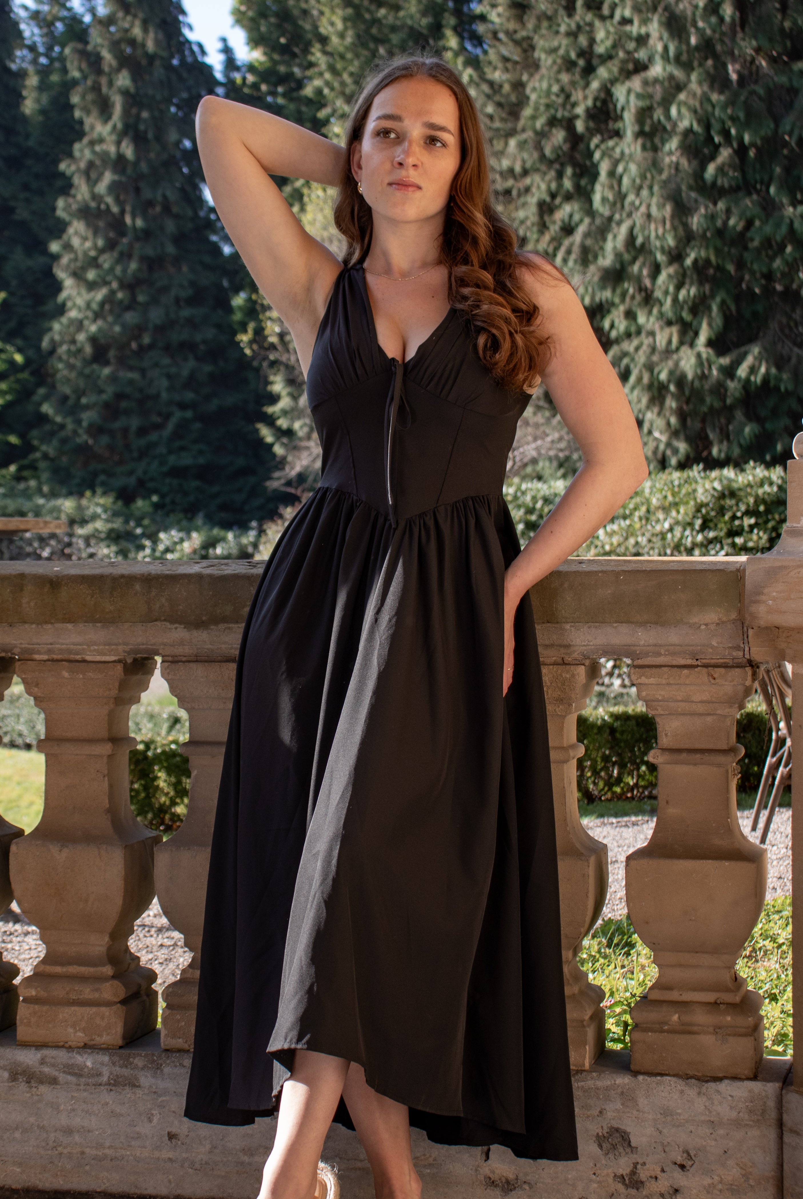 zwarte midi zomer jurk met zakken, lage hals en corset lijfje