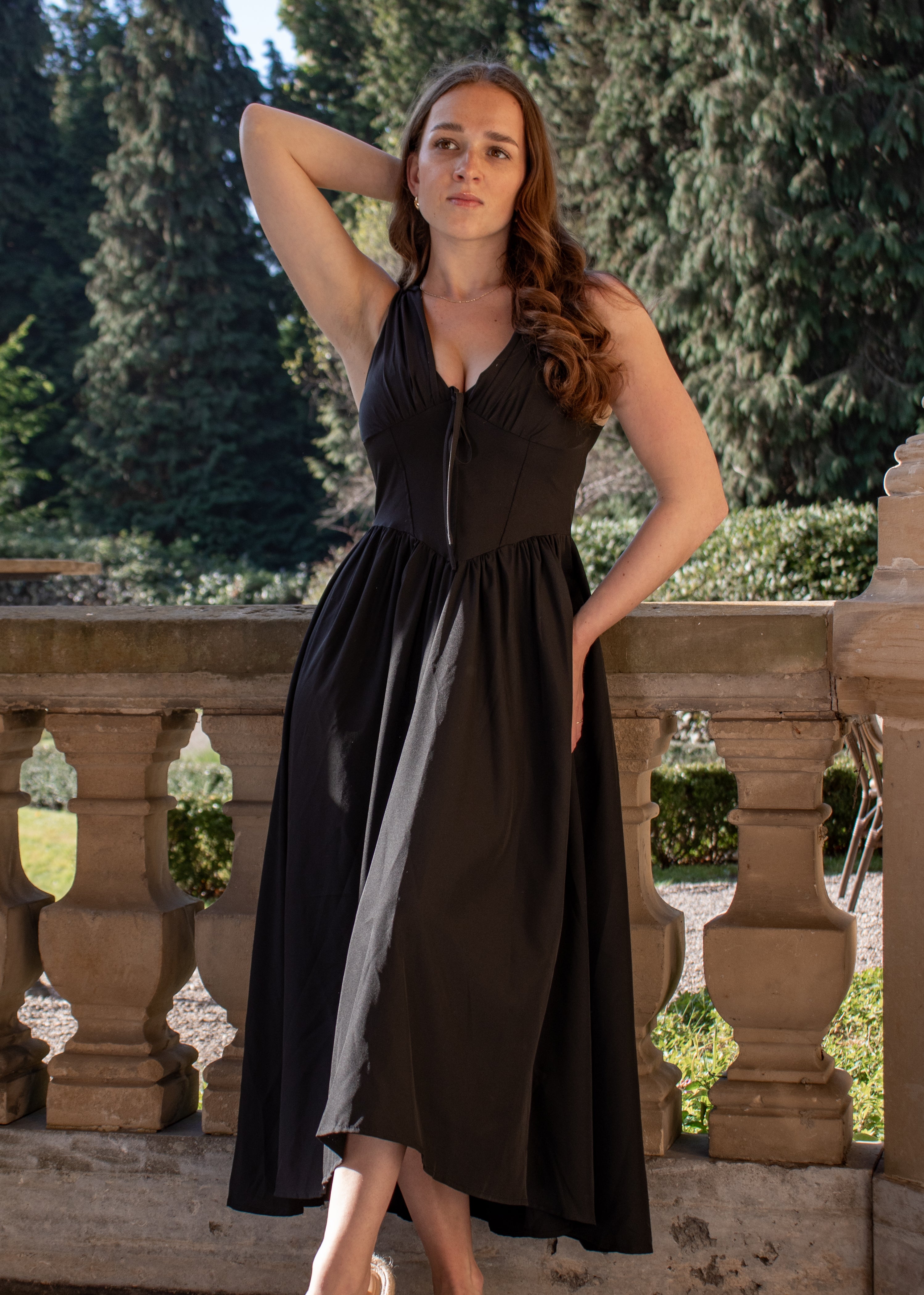 zwarte midi zomer jurk met zakken, lage hals en corset lijfje