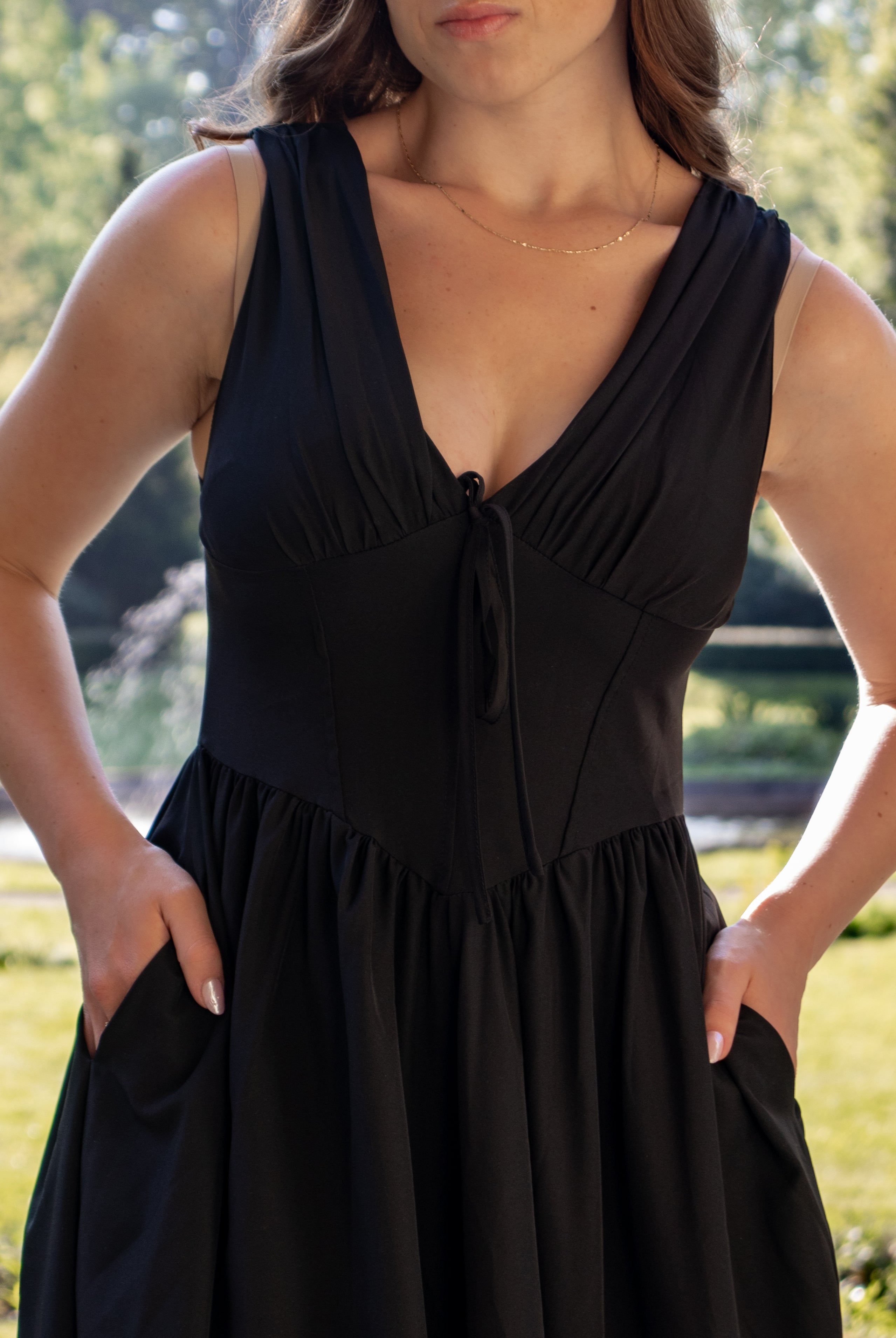 zwarte midi zomer jurk met zakken, lage hals en corset lijfje