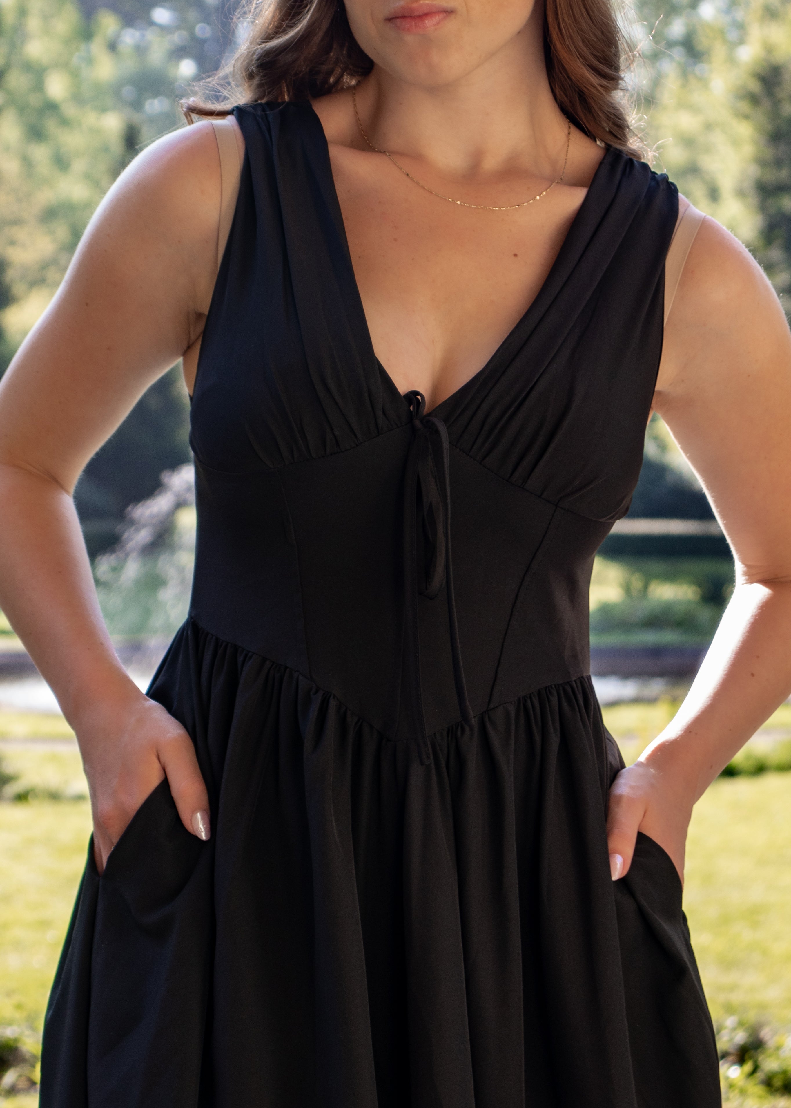 zwarte midi zomer jurk met zakken, lage hals en corset lijfje